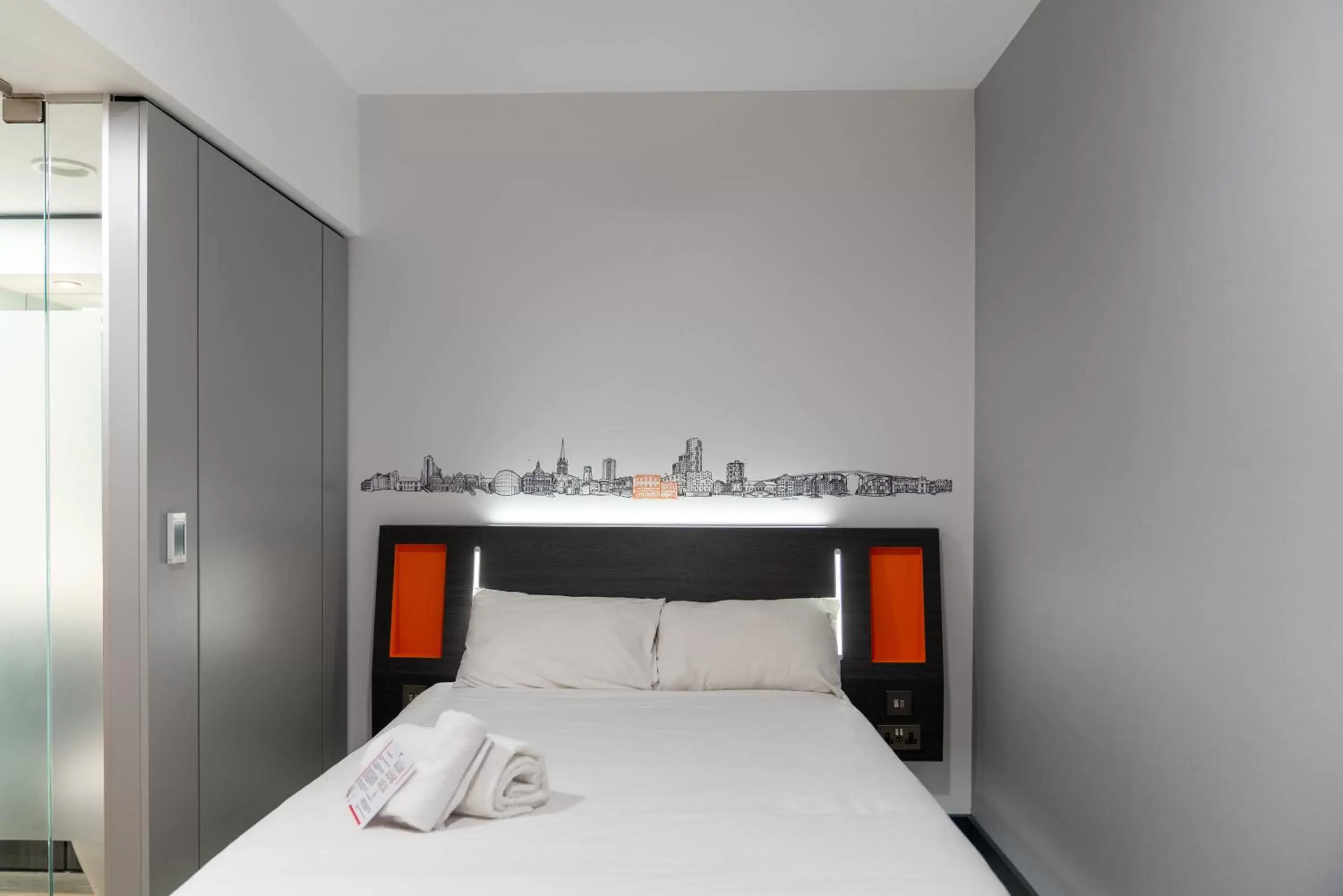 Bedroom, Bed in easyHotel Ipswich