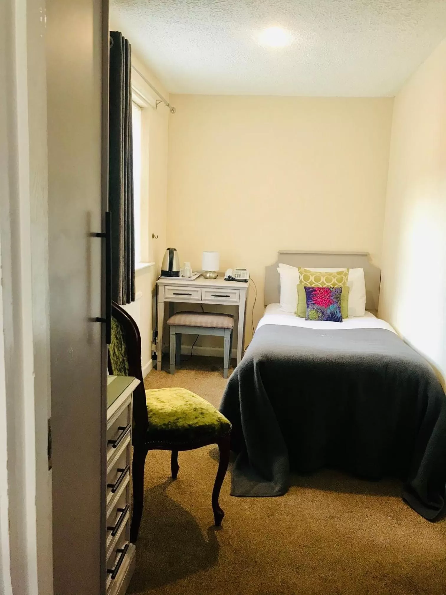 Bedroom, Bed in Lensfield Hotel