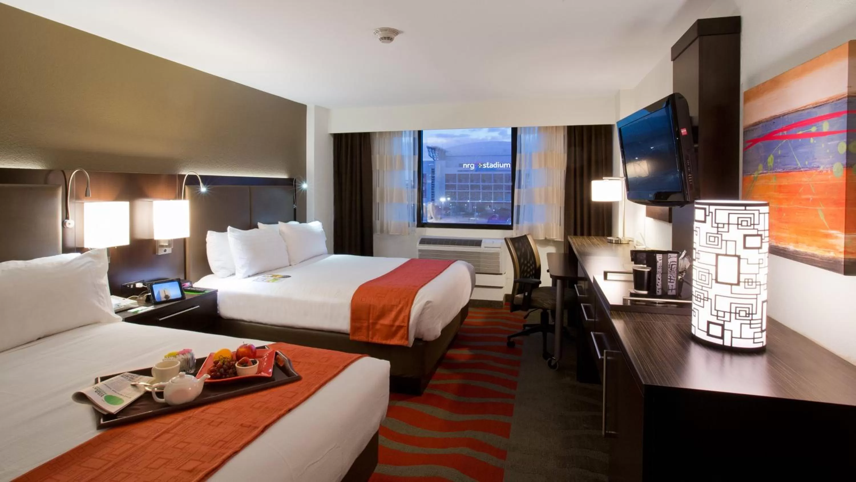 Photo of the whole room, Bed in Holiday Inn Houston S - NRG Area - Med Ctr by IHG