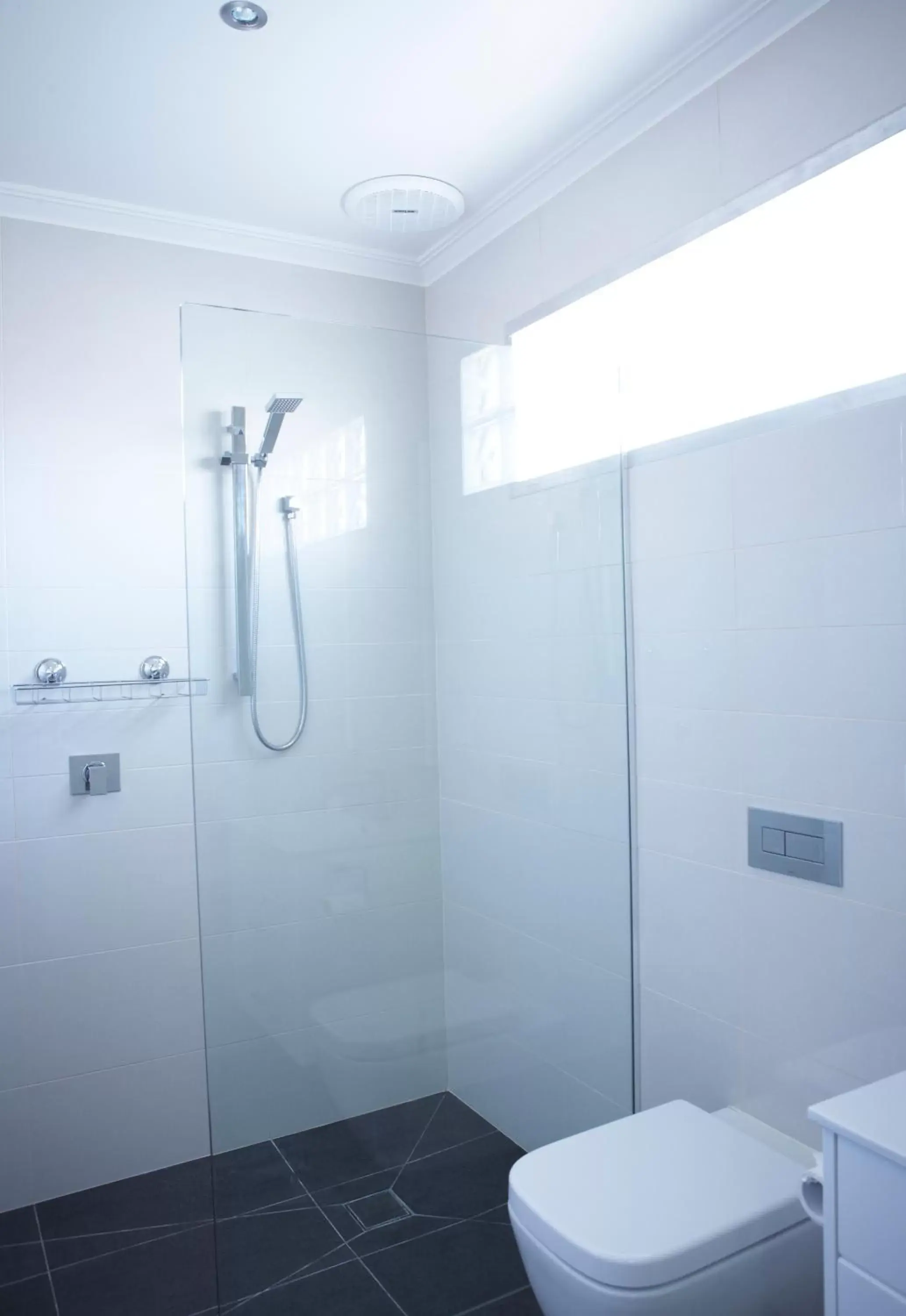 Shower, Bathroom in City Centre Motel