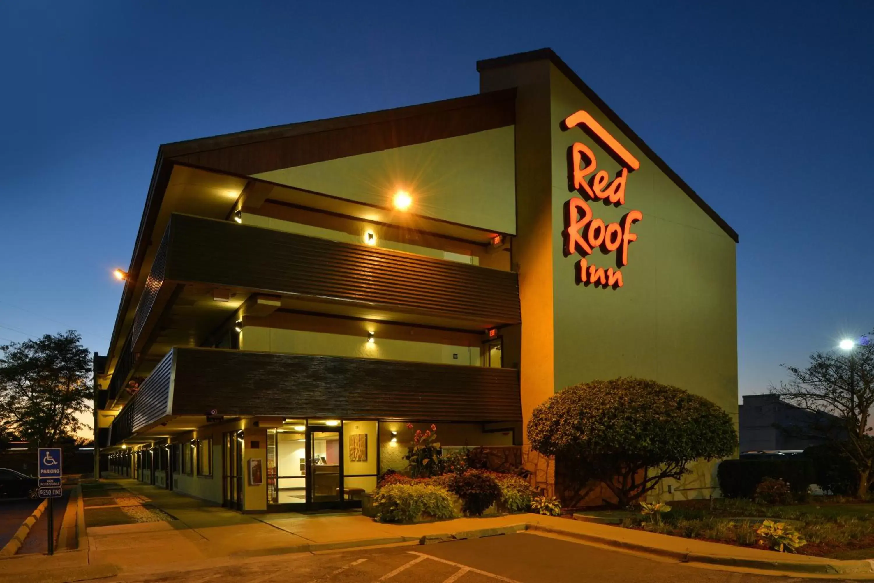 Property building, Facade/Entrance in Red Roof Inn PLUS+ Chicago - Northbrook/Deerfield
