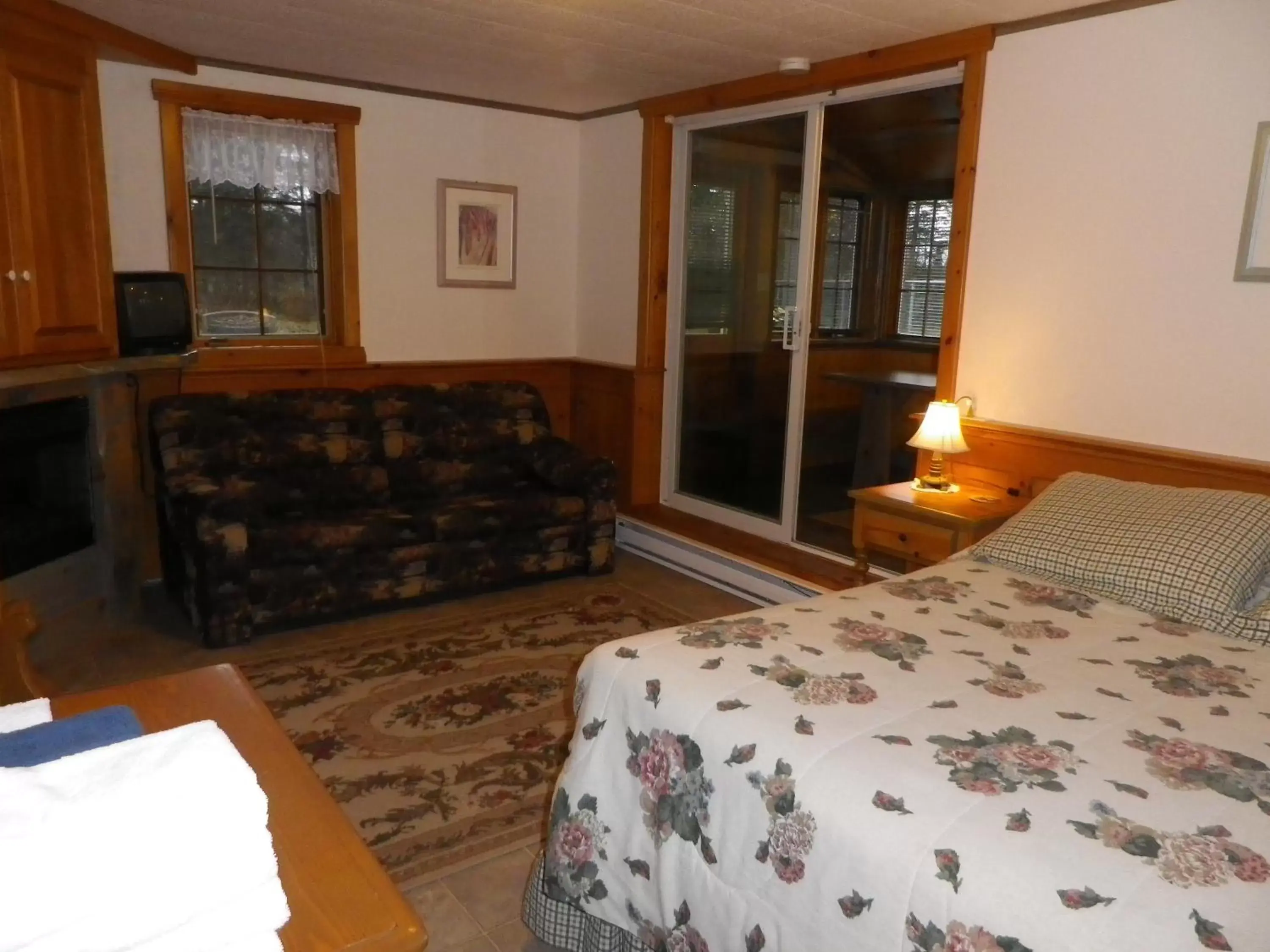 Living room, Bed in Auberge La Seigneurie Valcartier