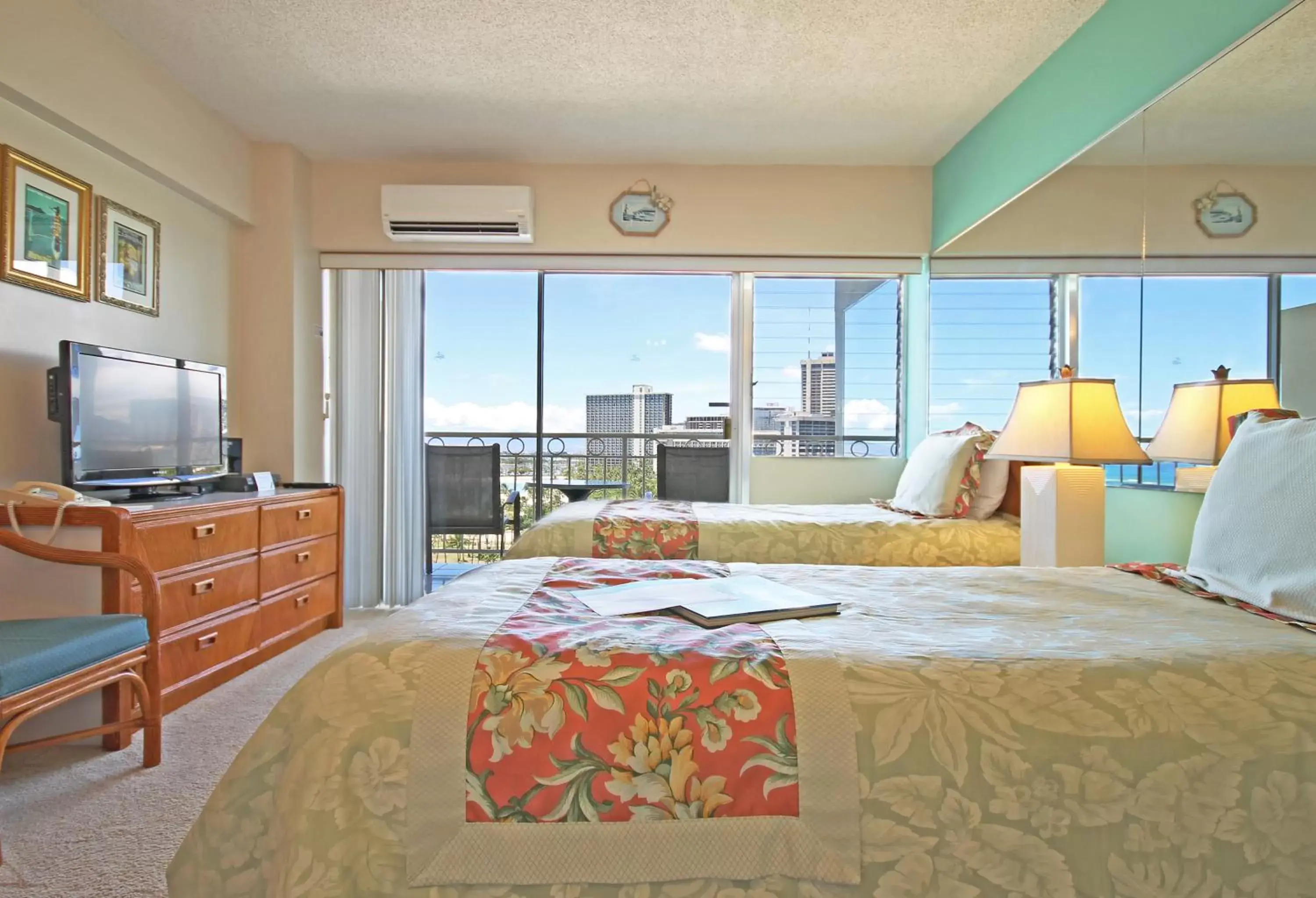 Bed in Castle Waikiki Shore Beachfront Condominiums