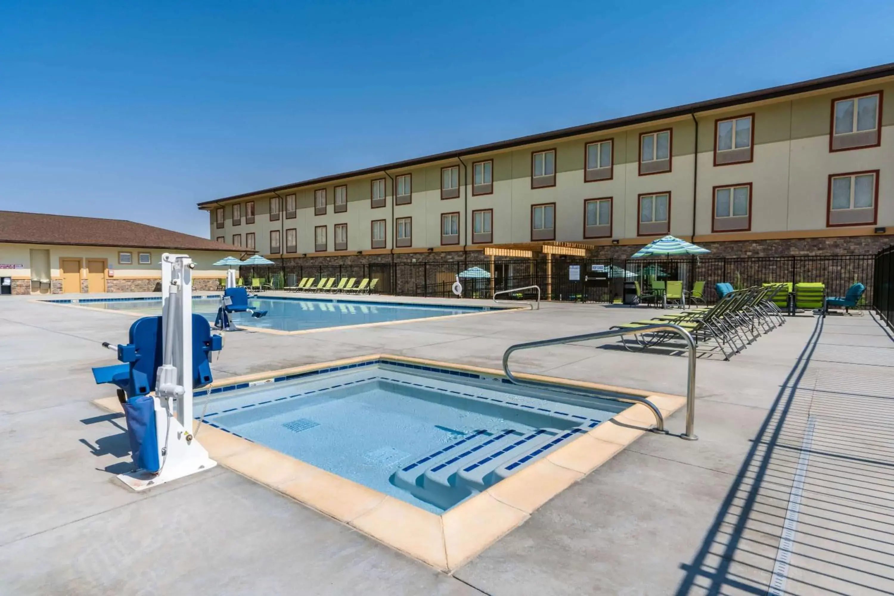 Hot Tub, Swimming Pool in Wingate by Wyndham Moab