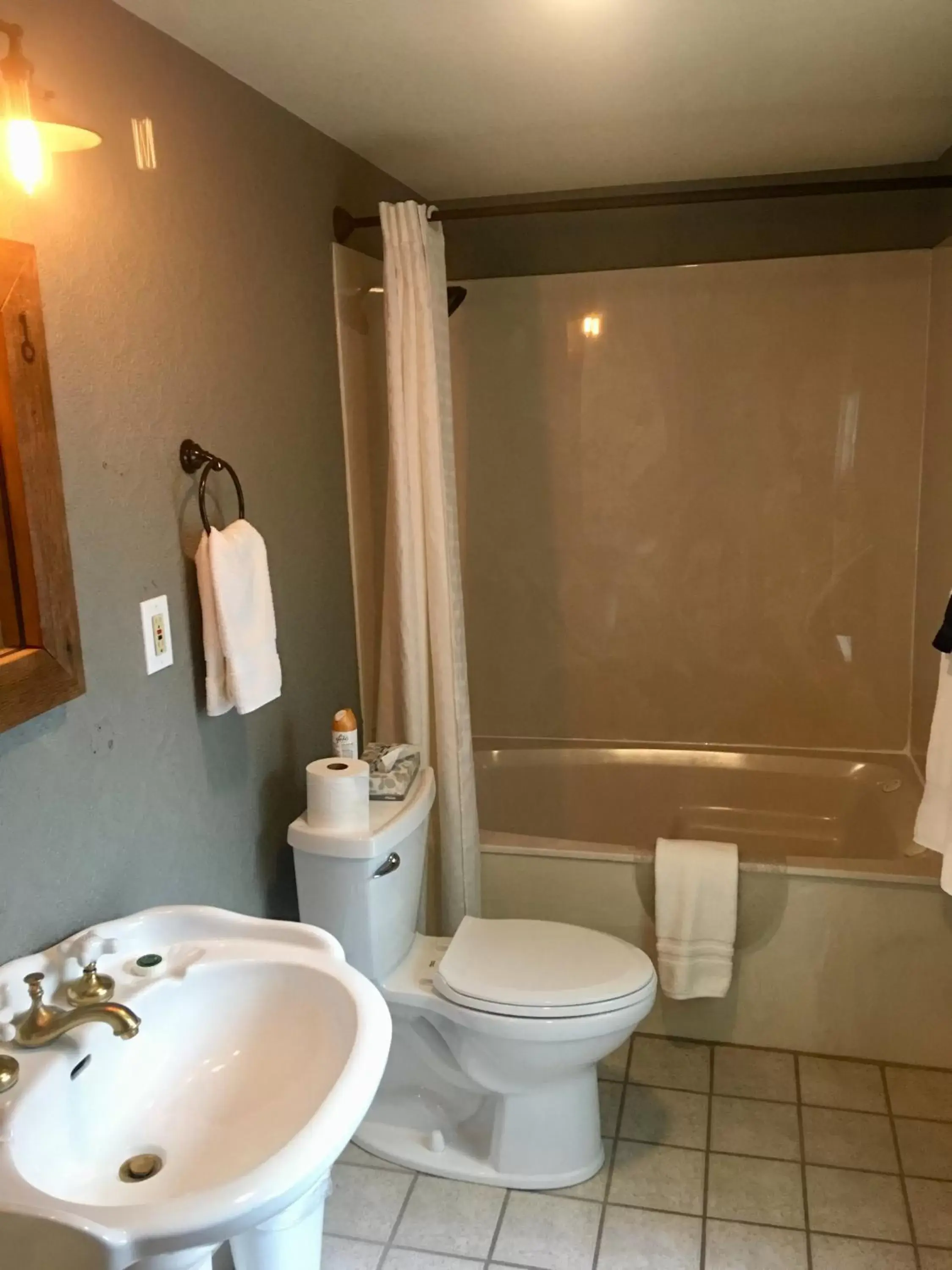 Bathroom in The Groveland Hotel
