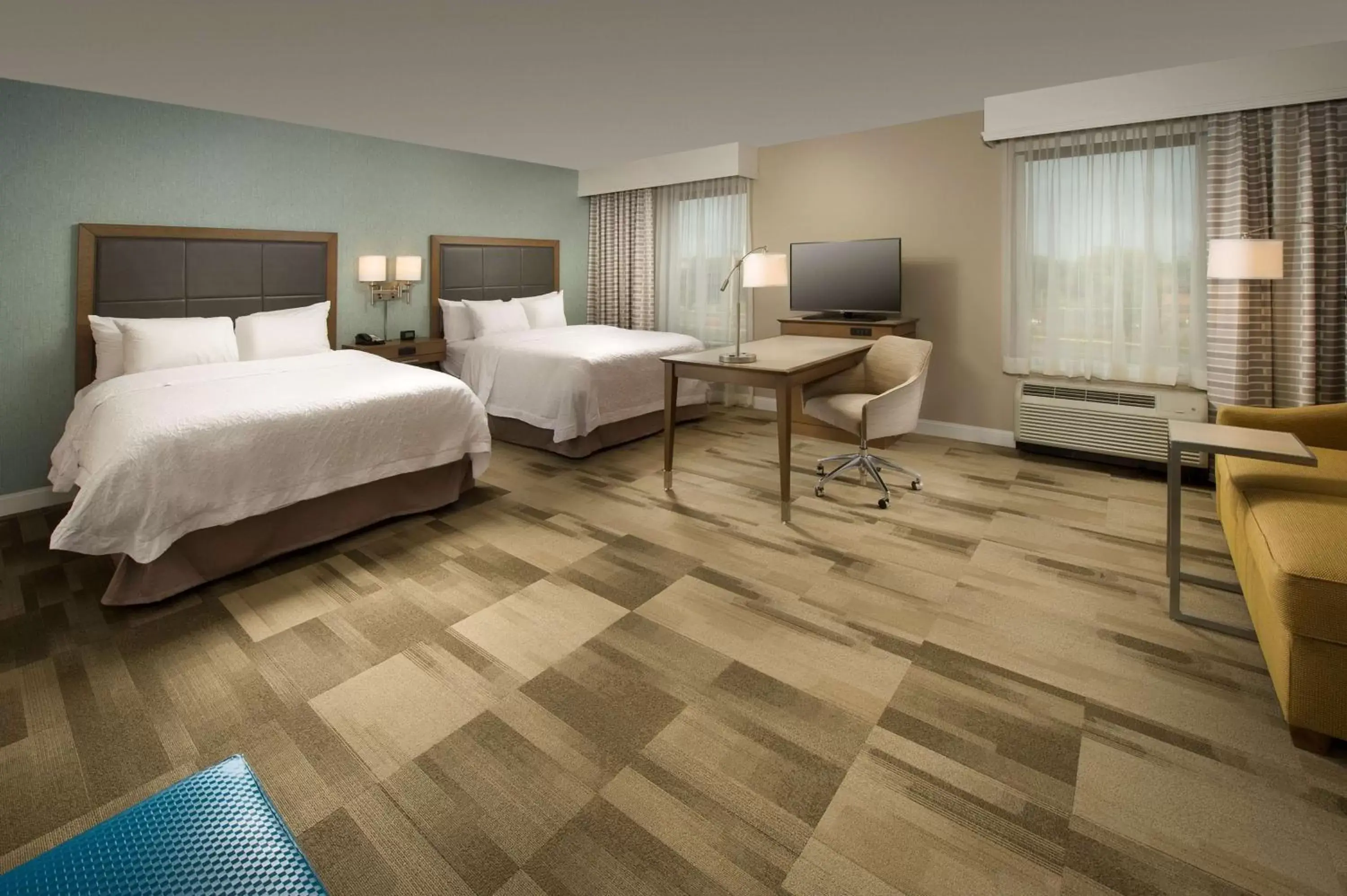 Bed in Hampton Inn & Suites Syracuse/Carrier Circle