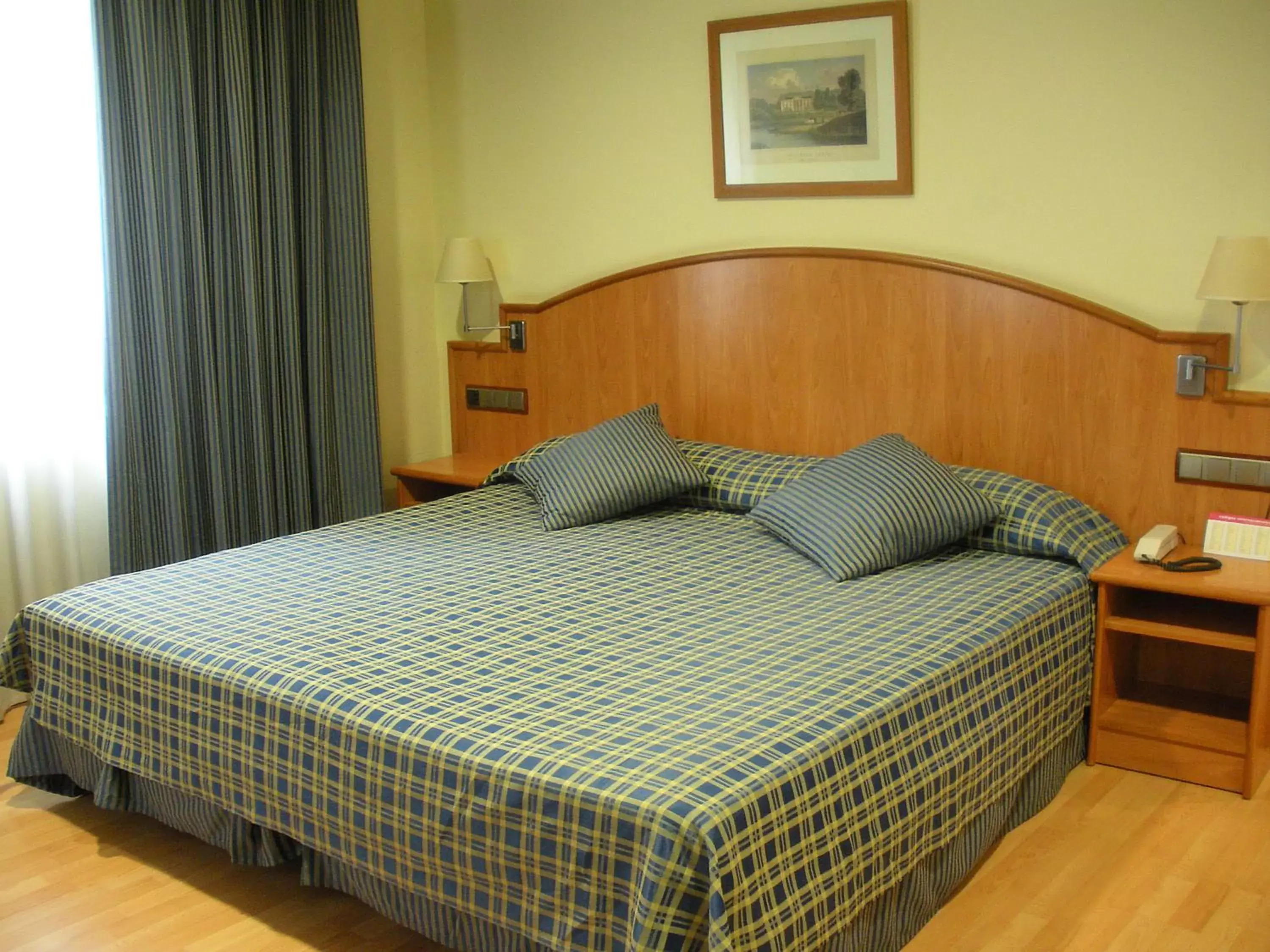 Photo of the whole room, Bed in II Castillas Madrid