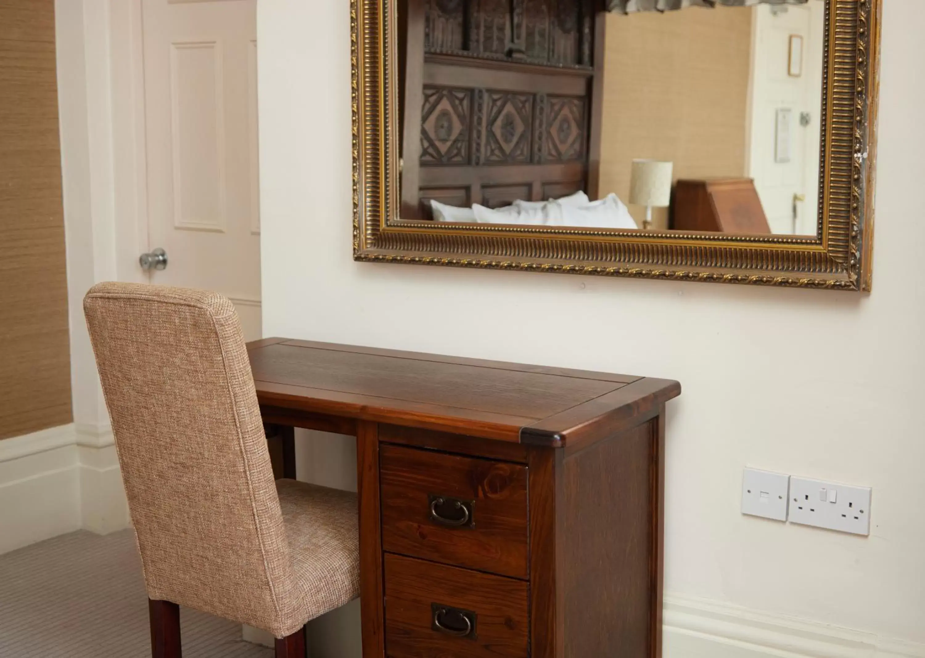 Bedroom, Bathroom in Kings Arms Hotel by Greene King Inns