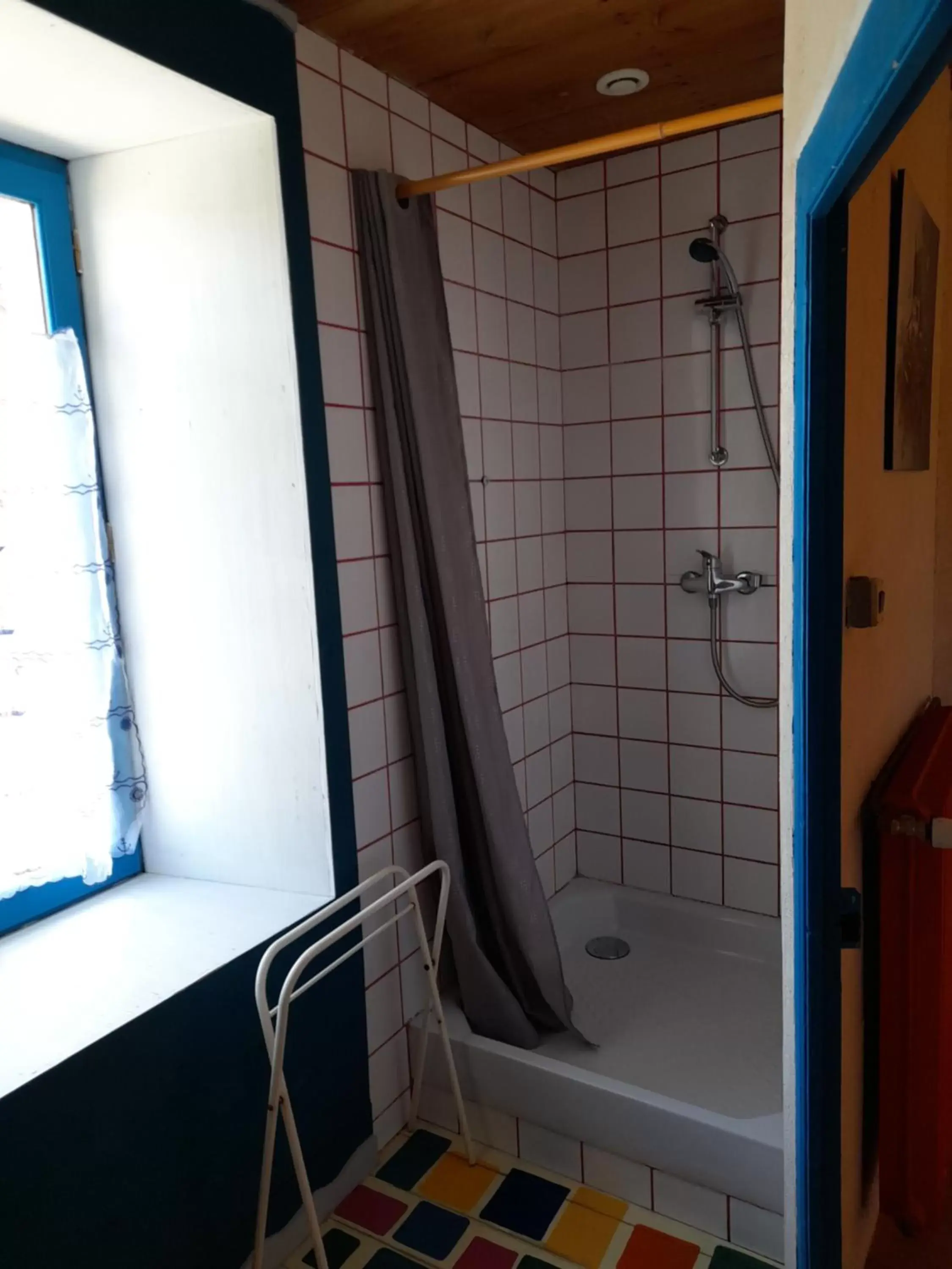 Shower, Bathroom in Les Hortensias - Chambres d'Hôtes