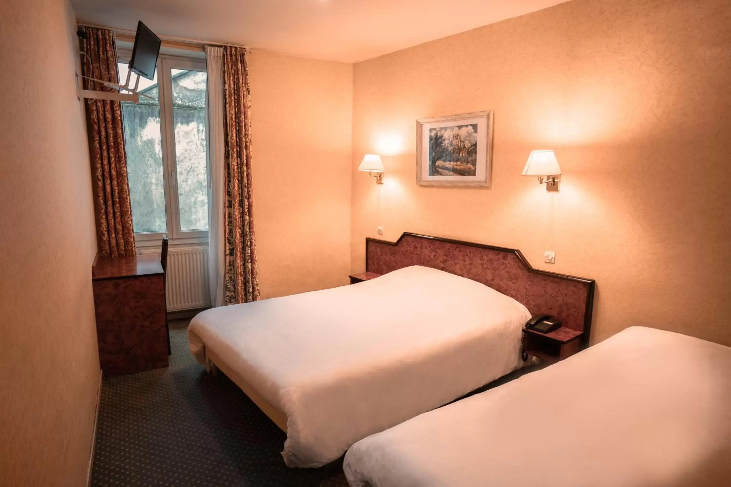 Photo of the whole room, Bed in Hôtel Neptune Place d'Italie