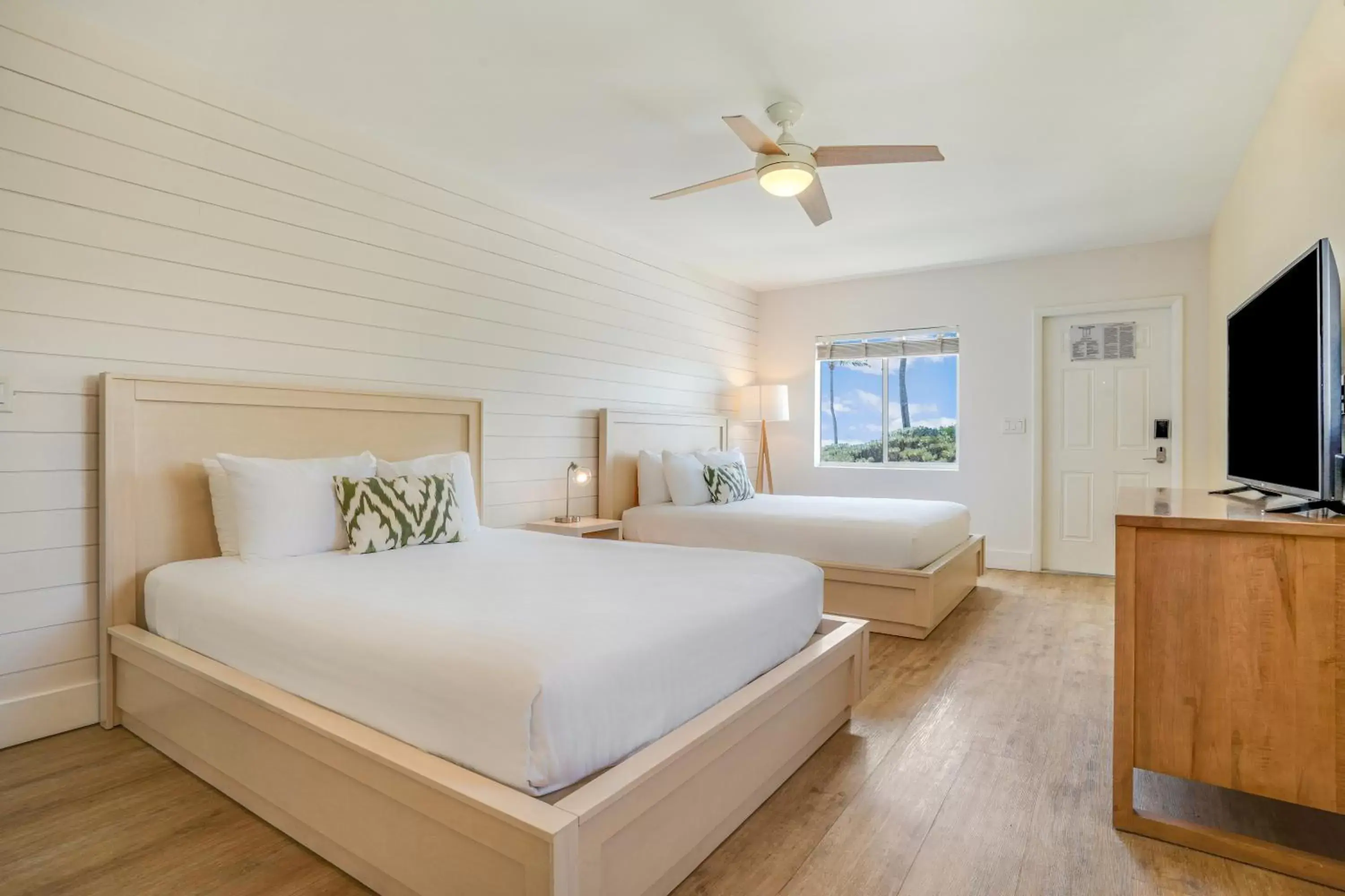 Bed in Fisher Inn Resort & Marina