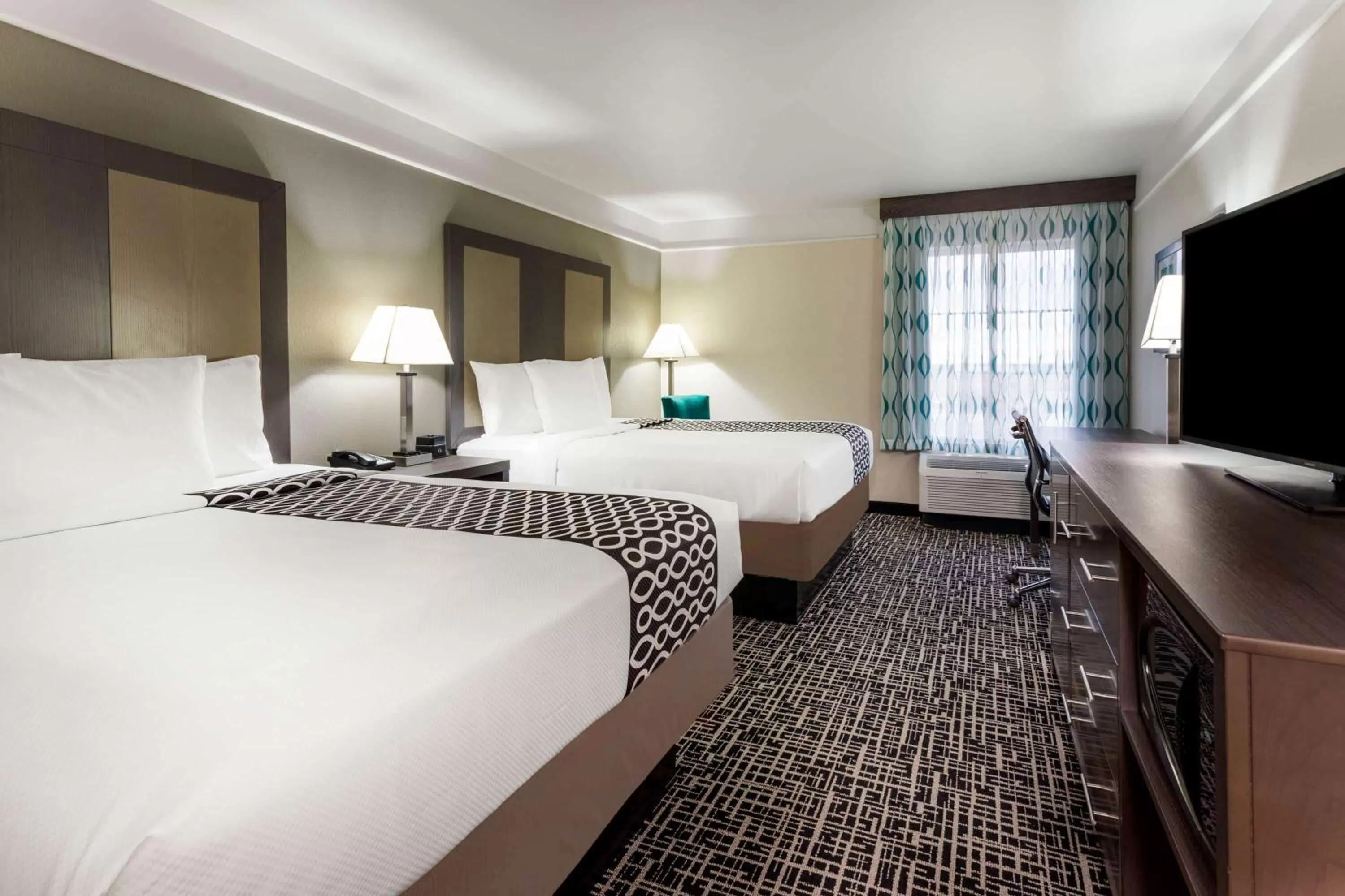 Photo of the whole room, Bed in La Quinta by Wyndham Seguin