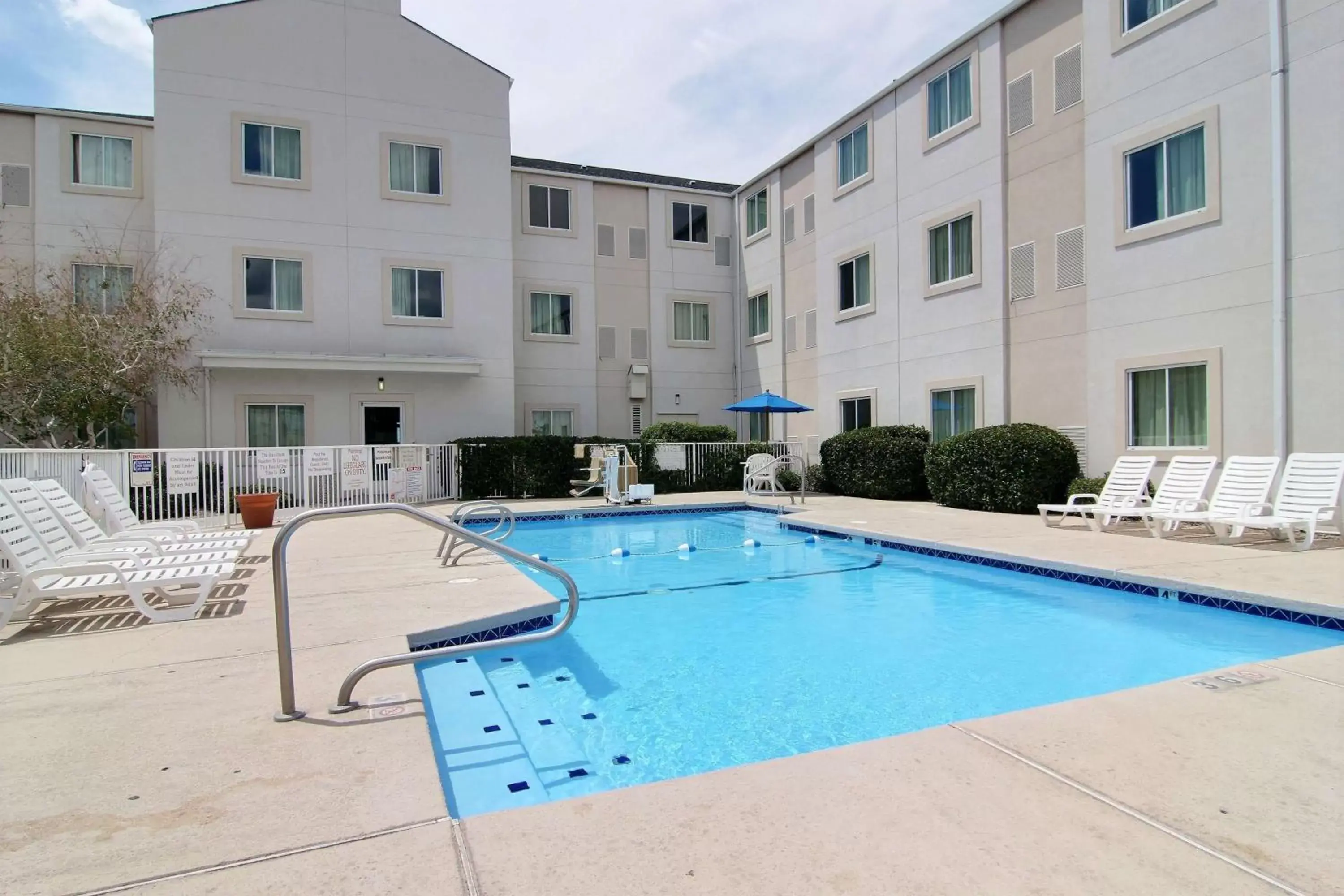 Day, Swimming Pool in Motel 6-Albuquerque, NM - North