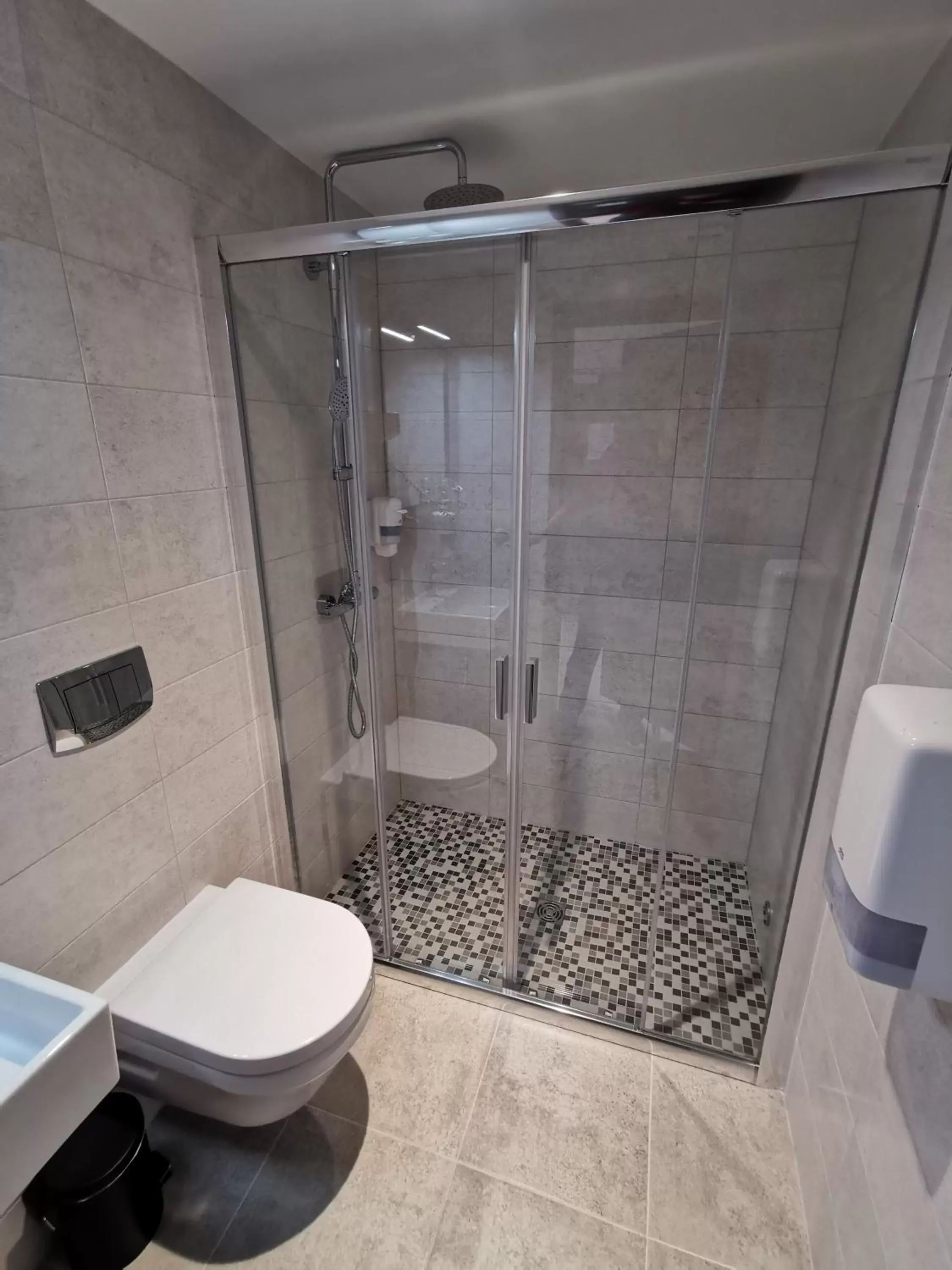 Shower in The View Shower in The View