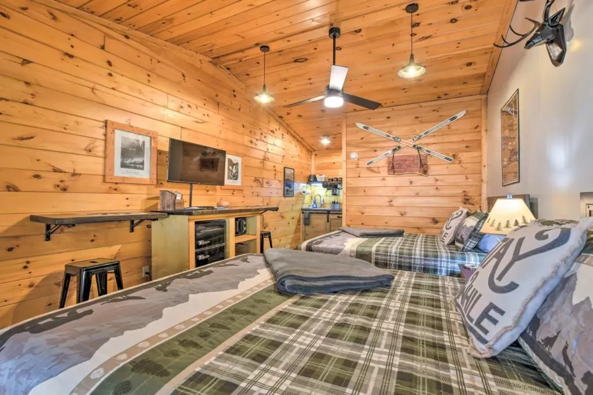 Bed in The Lodge Nantahala River