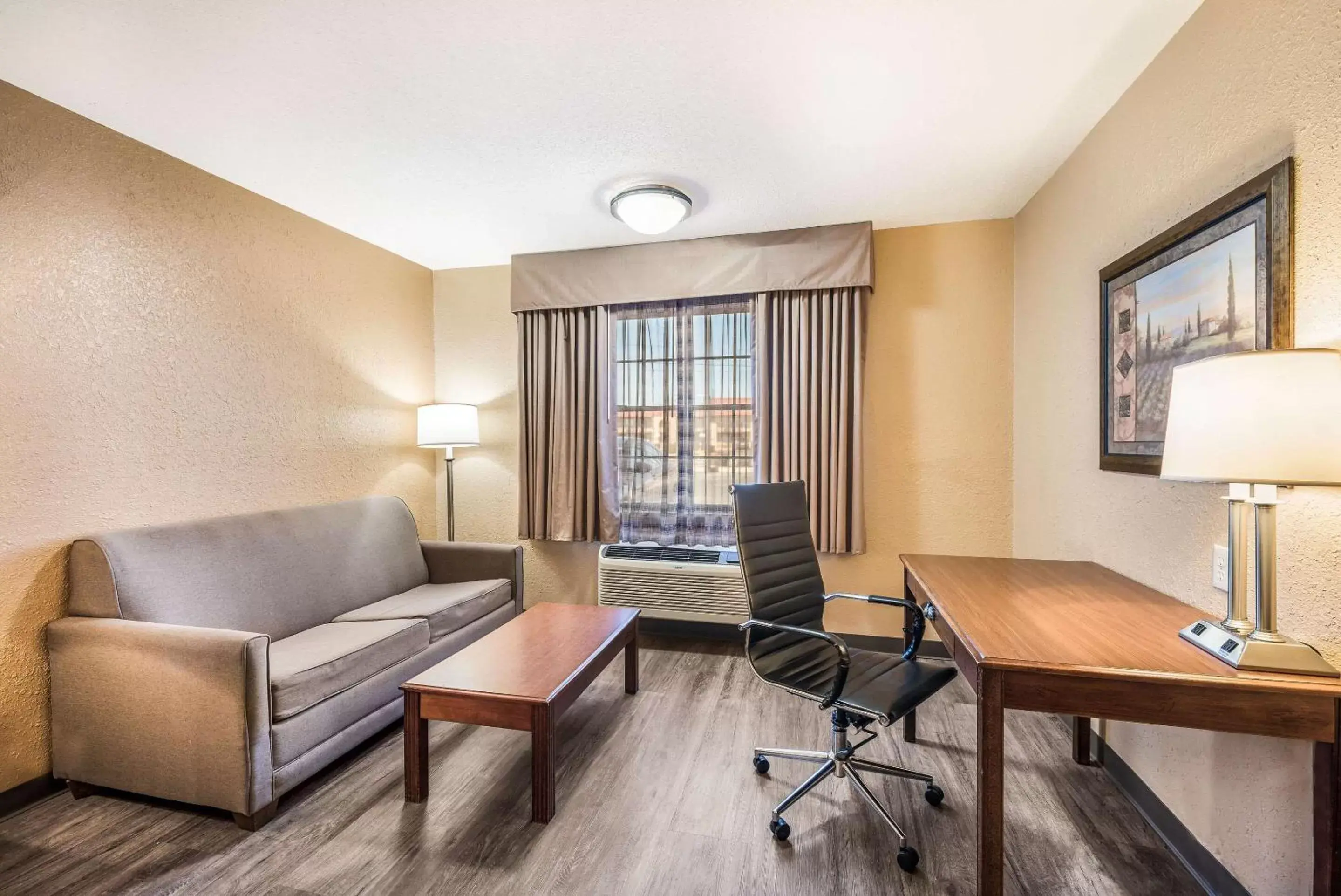 Photo of the whole room, Seating Area in Quality Inn Arkadelphia - University Area