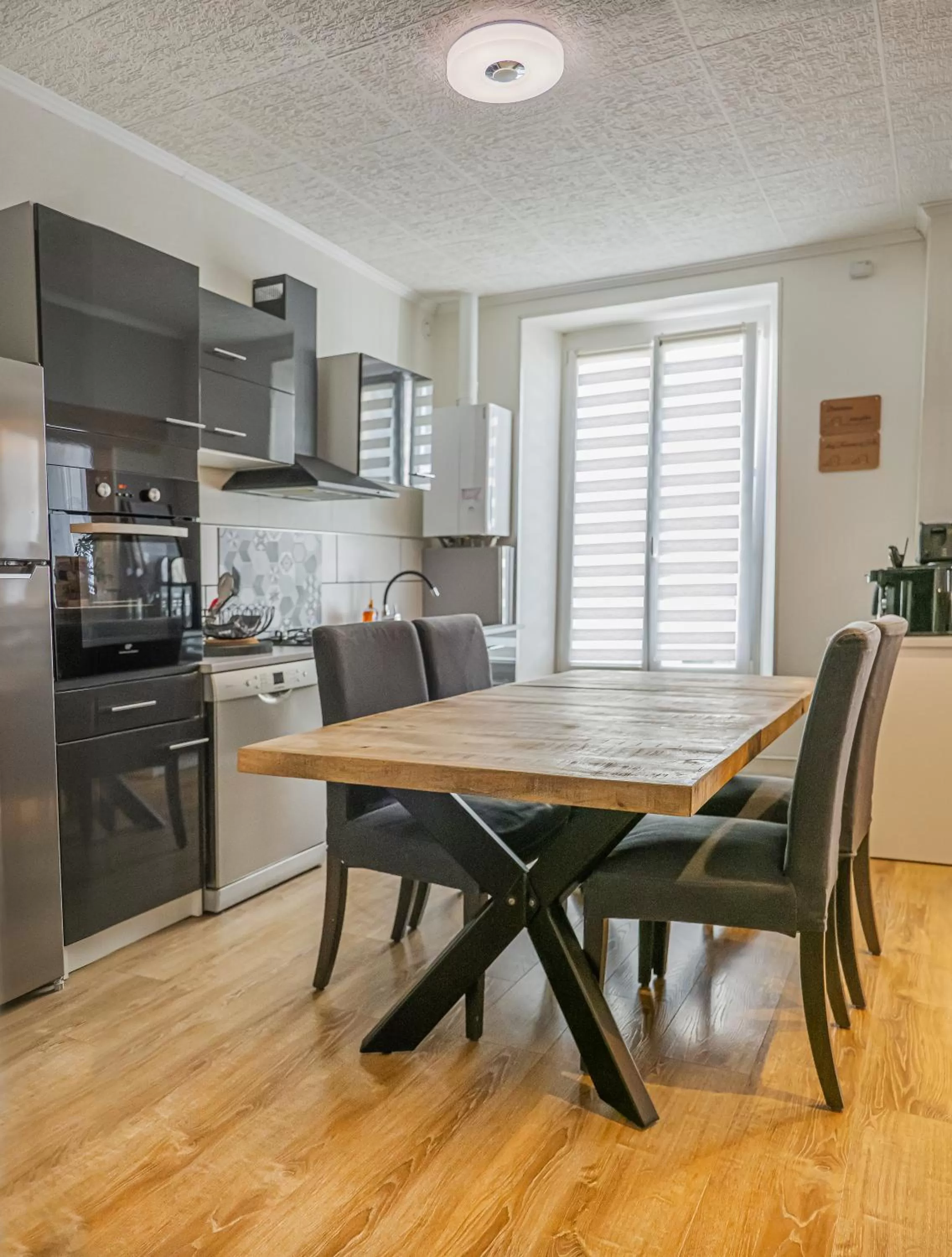 kitchen, Dining Area in Chambre d'hôte et gîte chez Thomas et John
