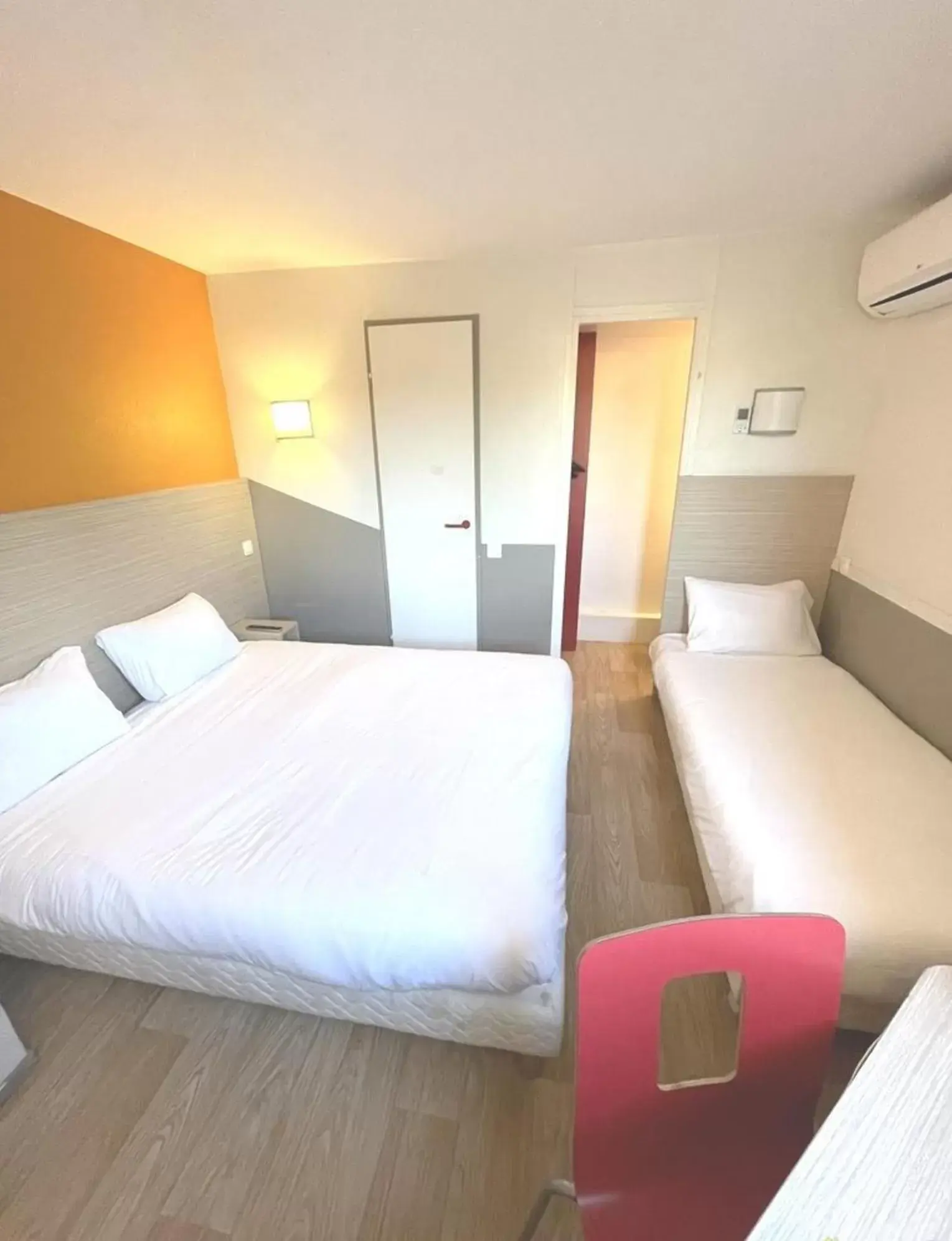 Bedroom, Bed in Première Classe Martigues