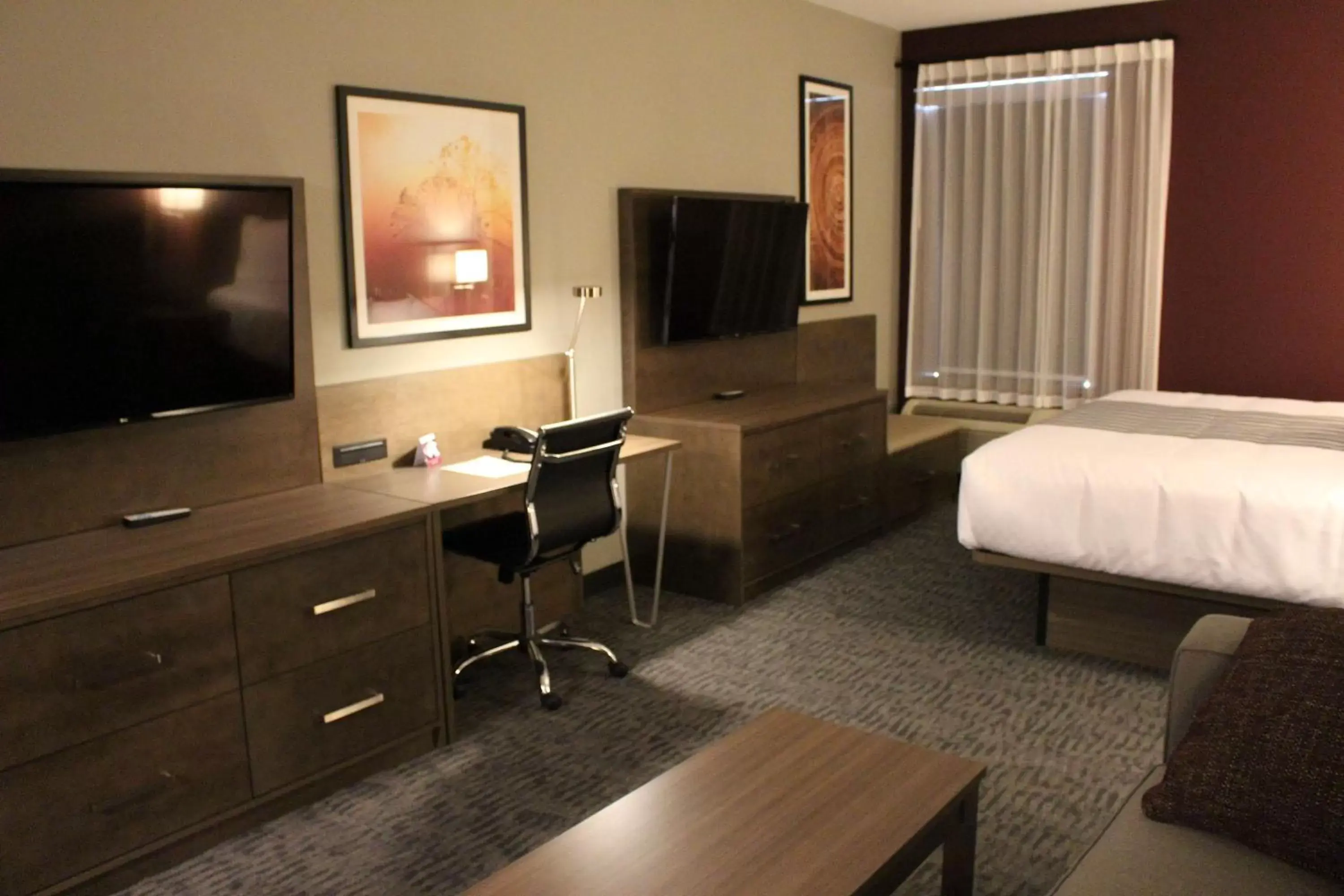Photo of the whole room, TV/Entertainment Center in Best Western Plus Dauphin