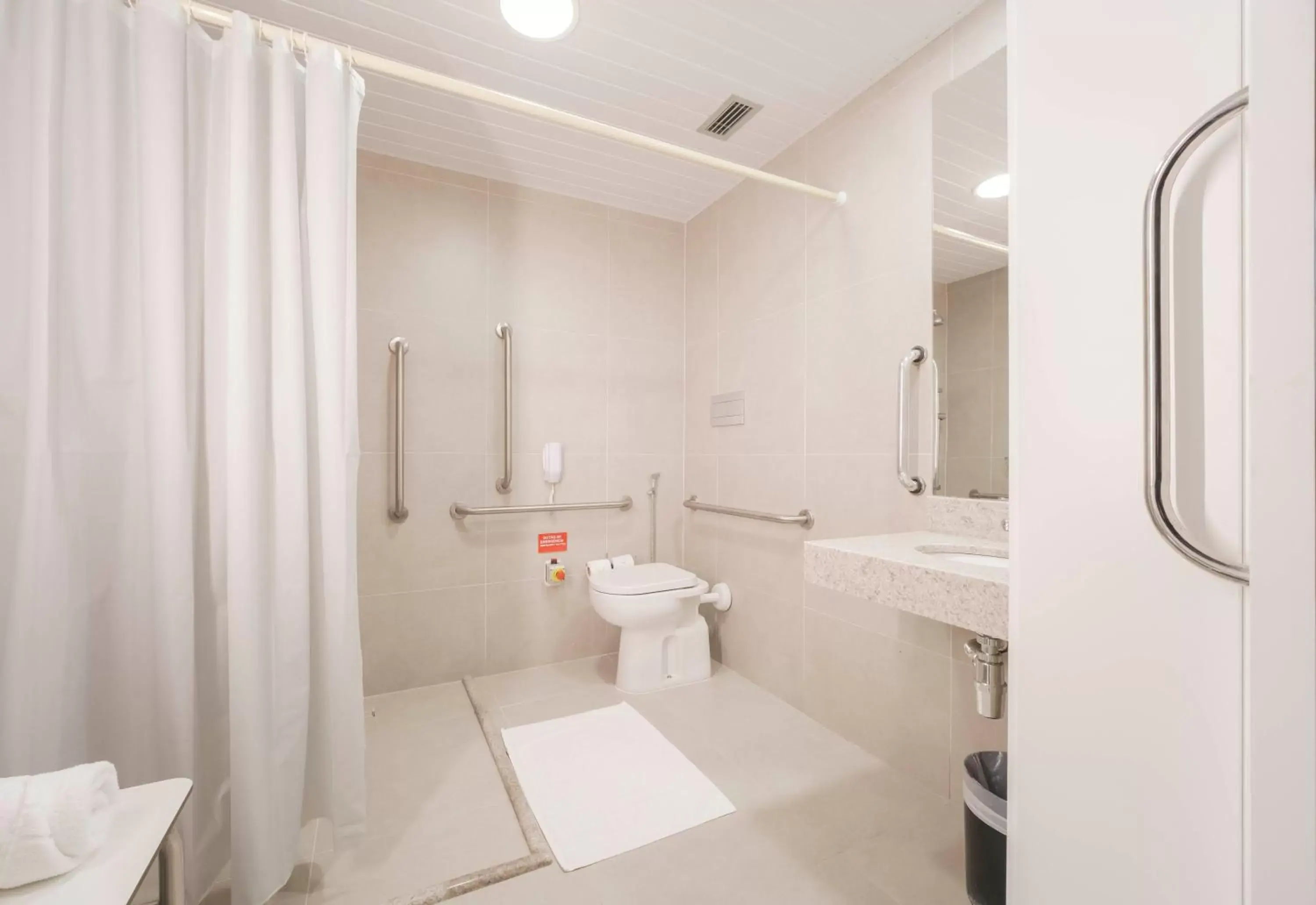 Shower, Bathroom in Ibis Budget Farroupilha