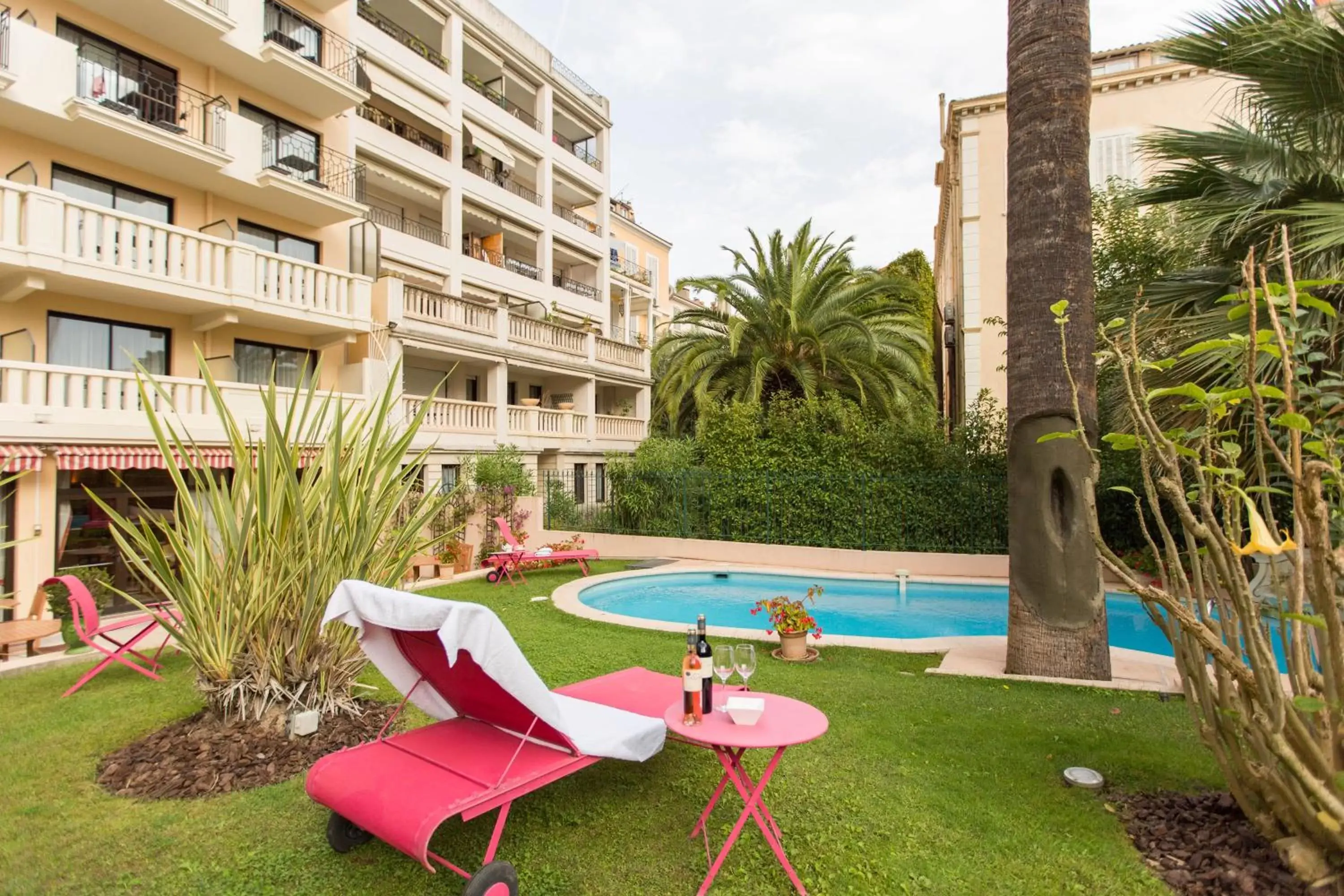 Patio, Swimming Pool in Sun Riviera Hotel