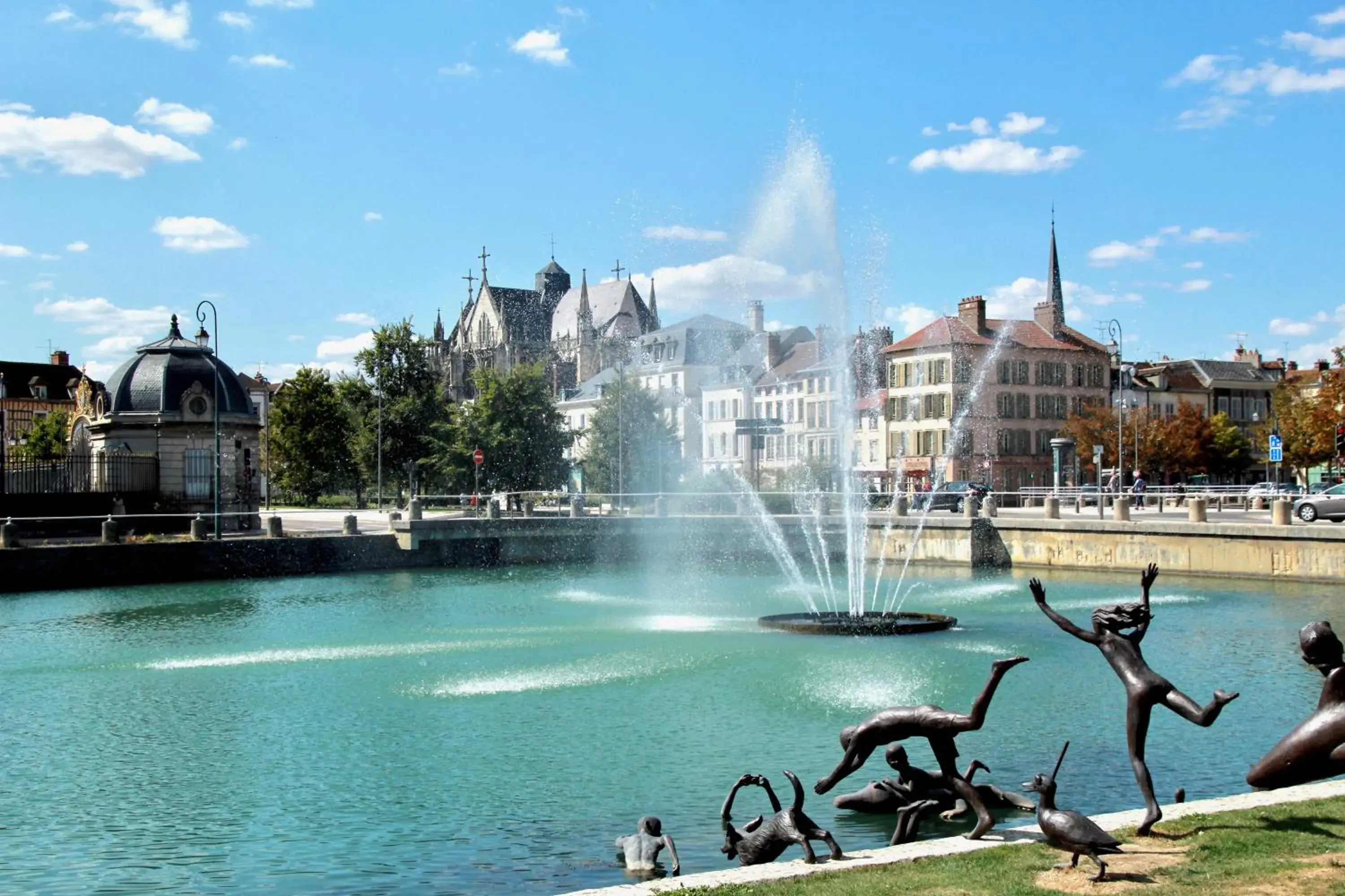 Nearby landmark, Swimming Pool in Hôtel du cirque Troyes centre historique