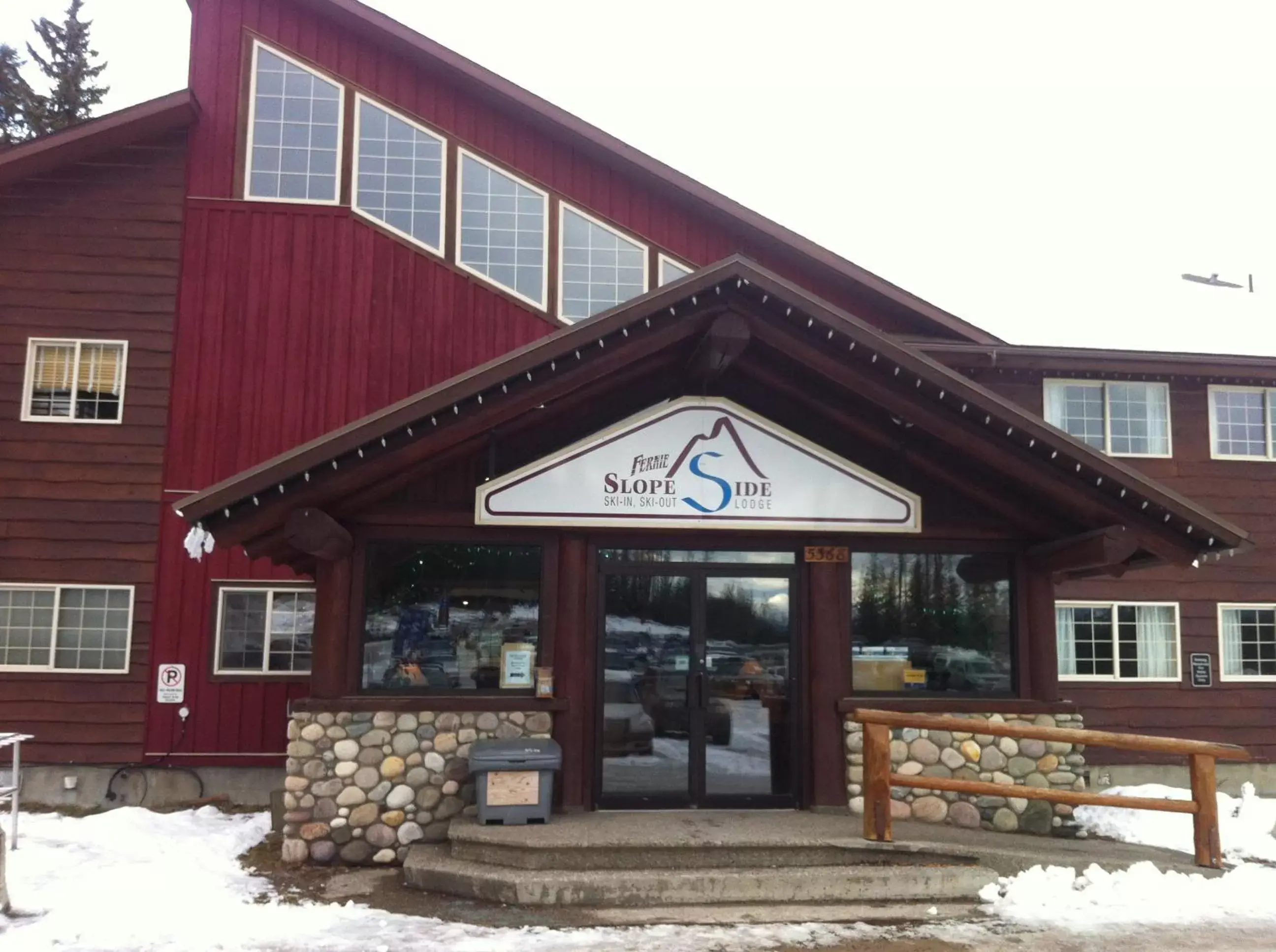 Facade/entrance, Property Building in Fernie Slopeside Lodge