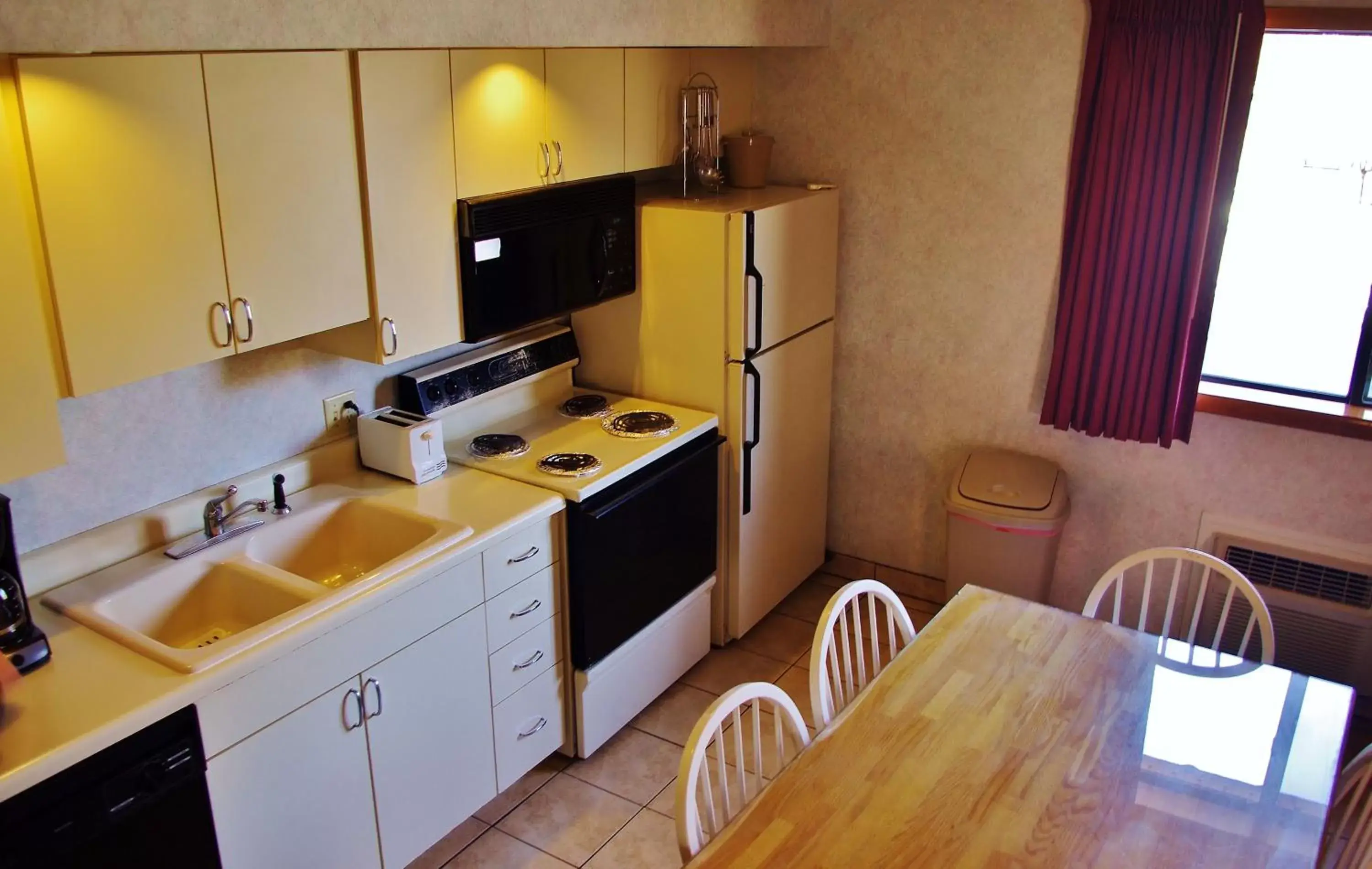 Kitchen or kitchenette, Kitchen/Kitchenette in Glenwood Springs Cedar Lodge