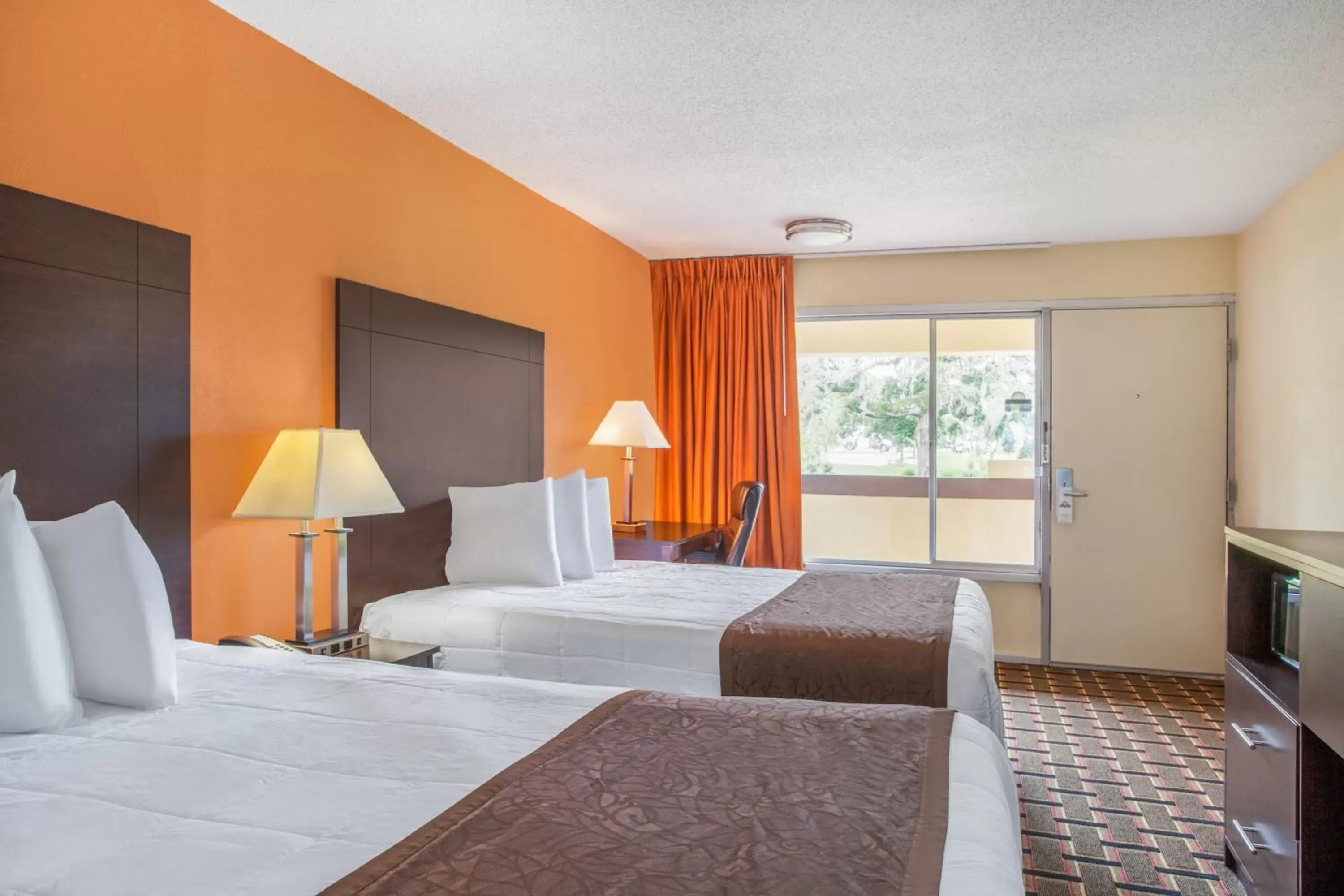 Day, Bed in Days Inn by Wyndham Brooksville