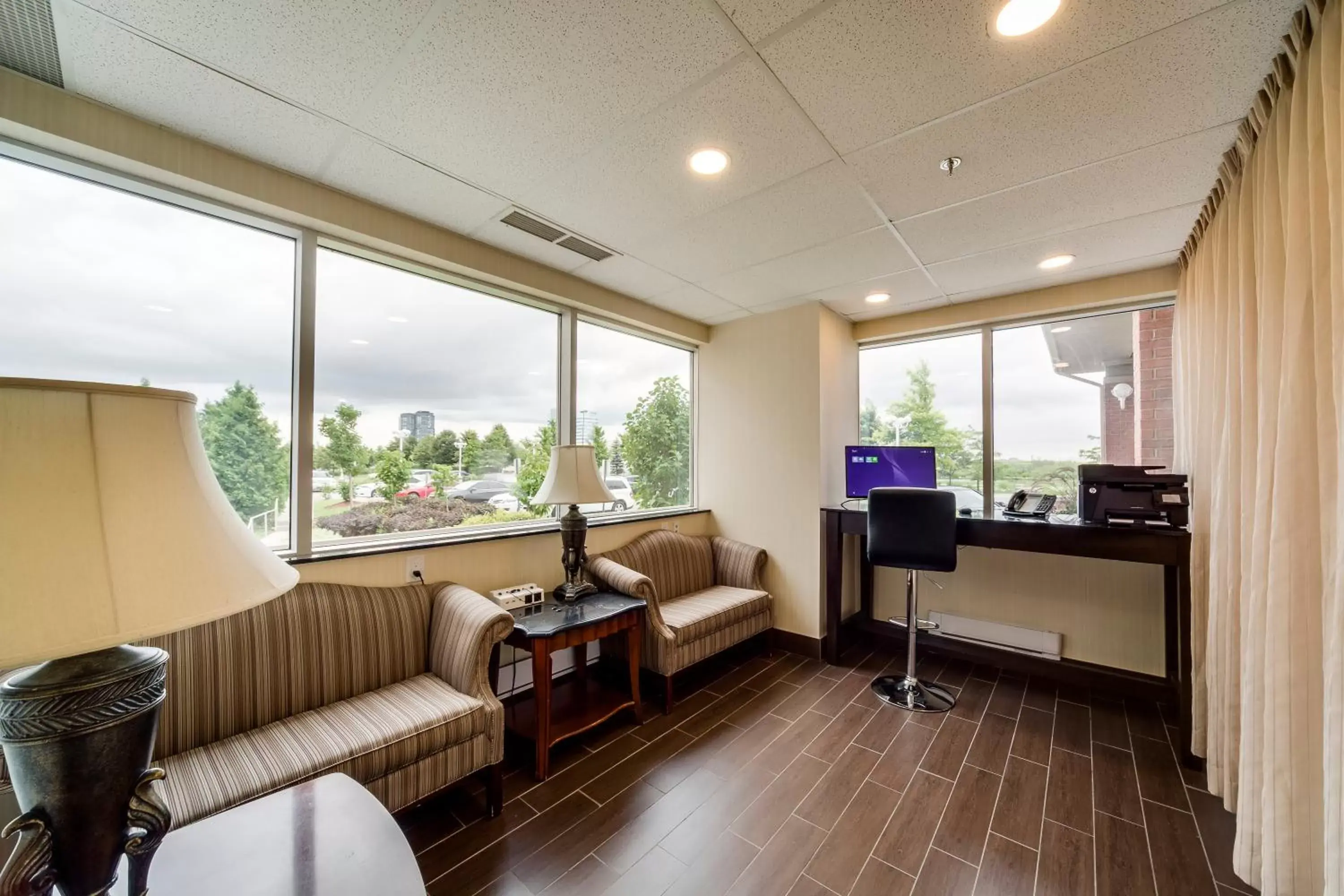 Business facilities, Seating Area in Monte Carlo Inn Vaughan Suites