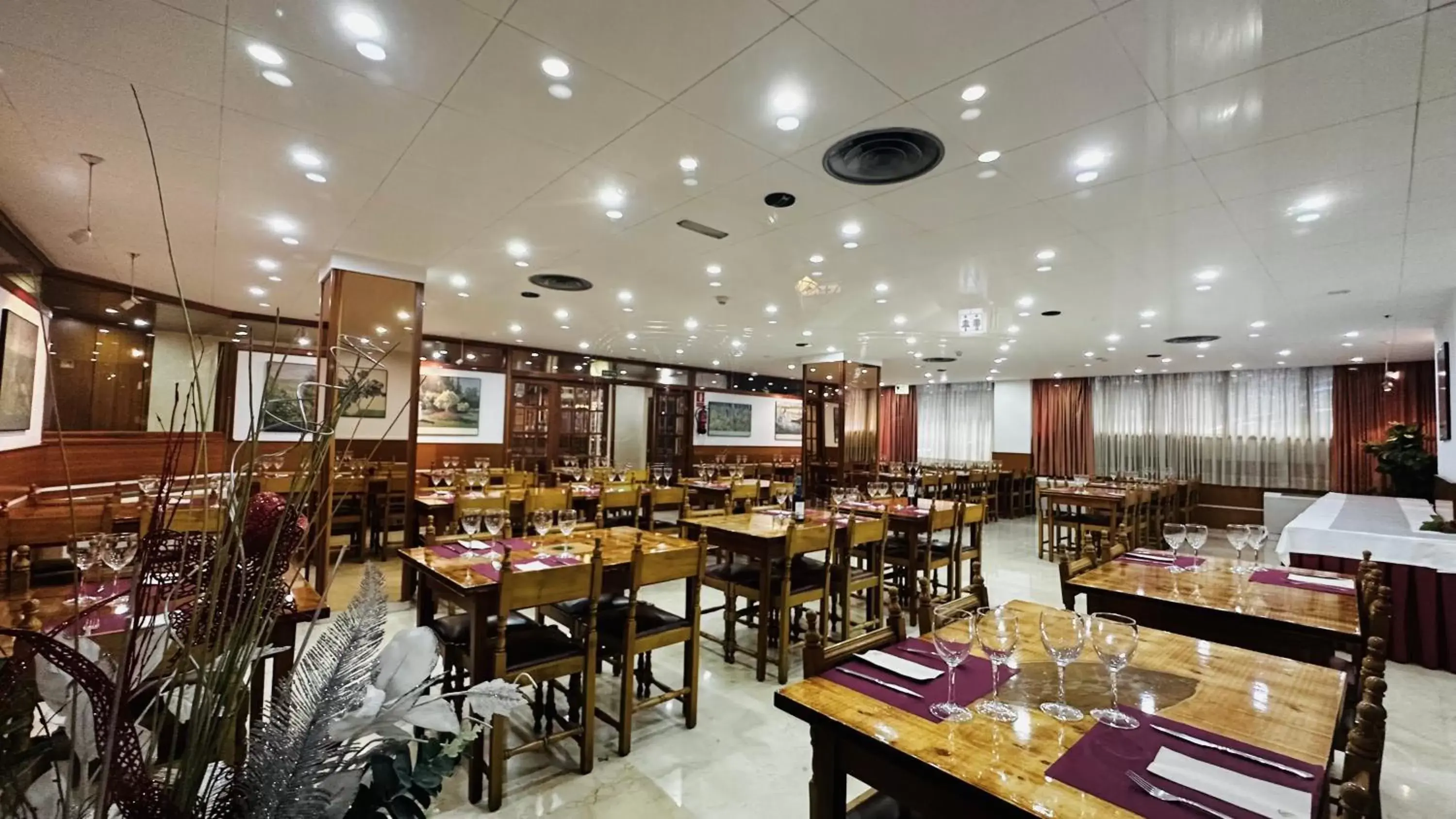 Property building, Restaurant/Places to Eat in Hotel Folch