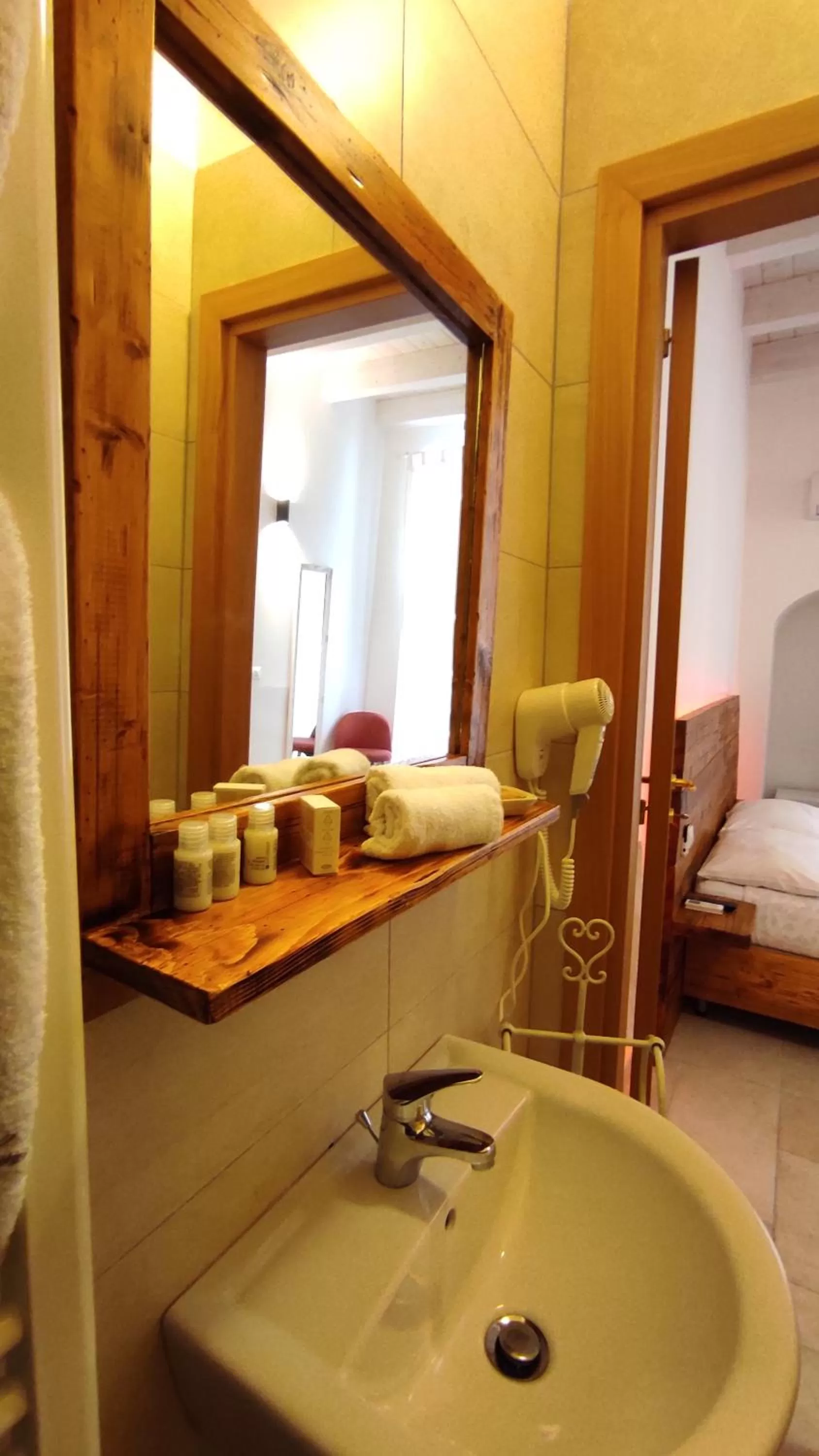 Bathroom, Bed in ''B&B Santa Rita Corato fitta camere''