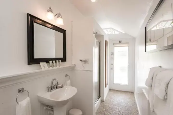 Room 8: Queen Room in Alexander's Gay Lesbian Guesthouse (Adult Only 21+) Room 8: Queen Room in Alexander's Gay Lesbian Guesthouse (Adult Only 21+)