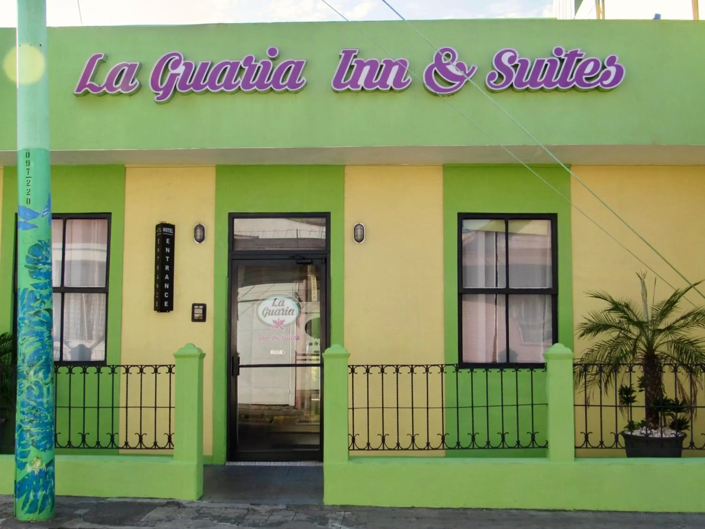 Facade/entrance in Hotel La Guaria Inn & Suites