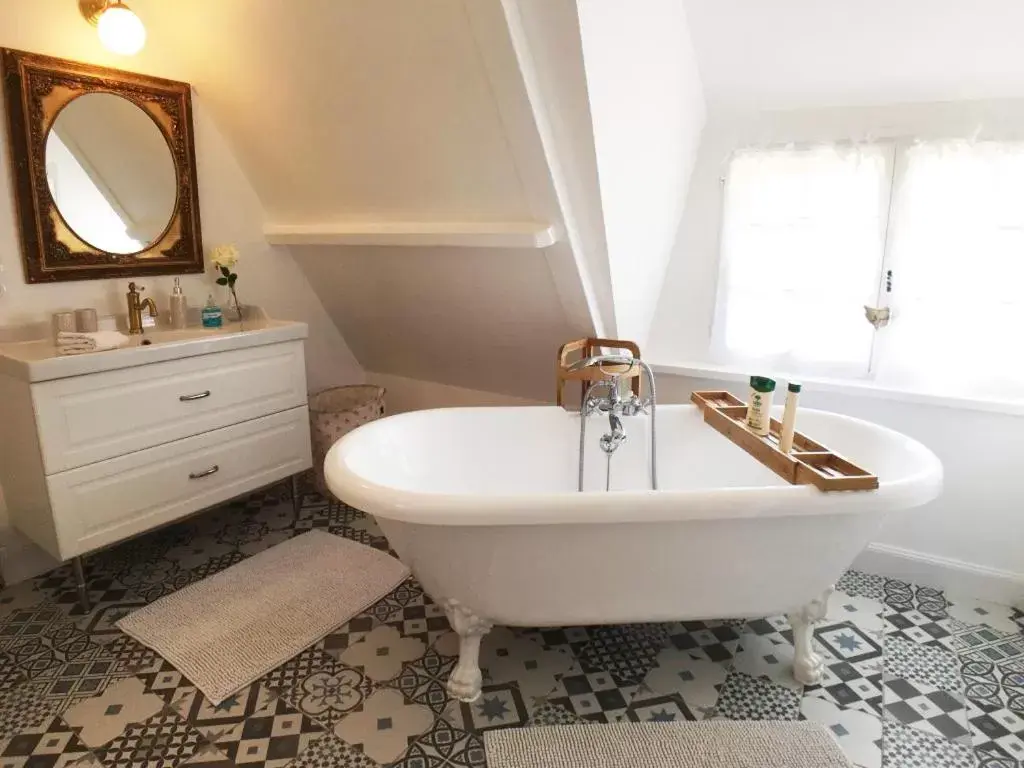 Bath, Bathroom in La Romance et la Romanesque