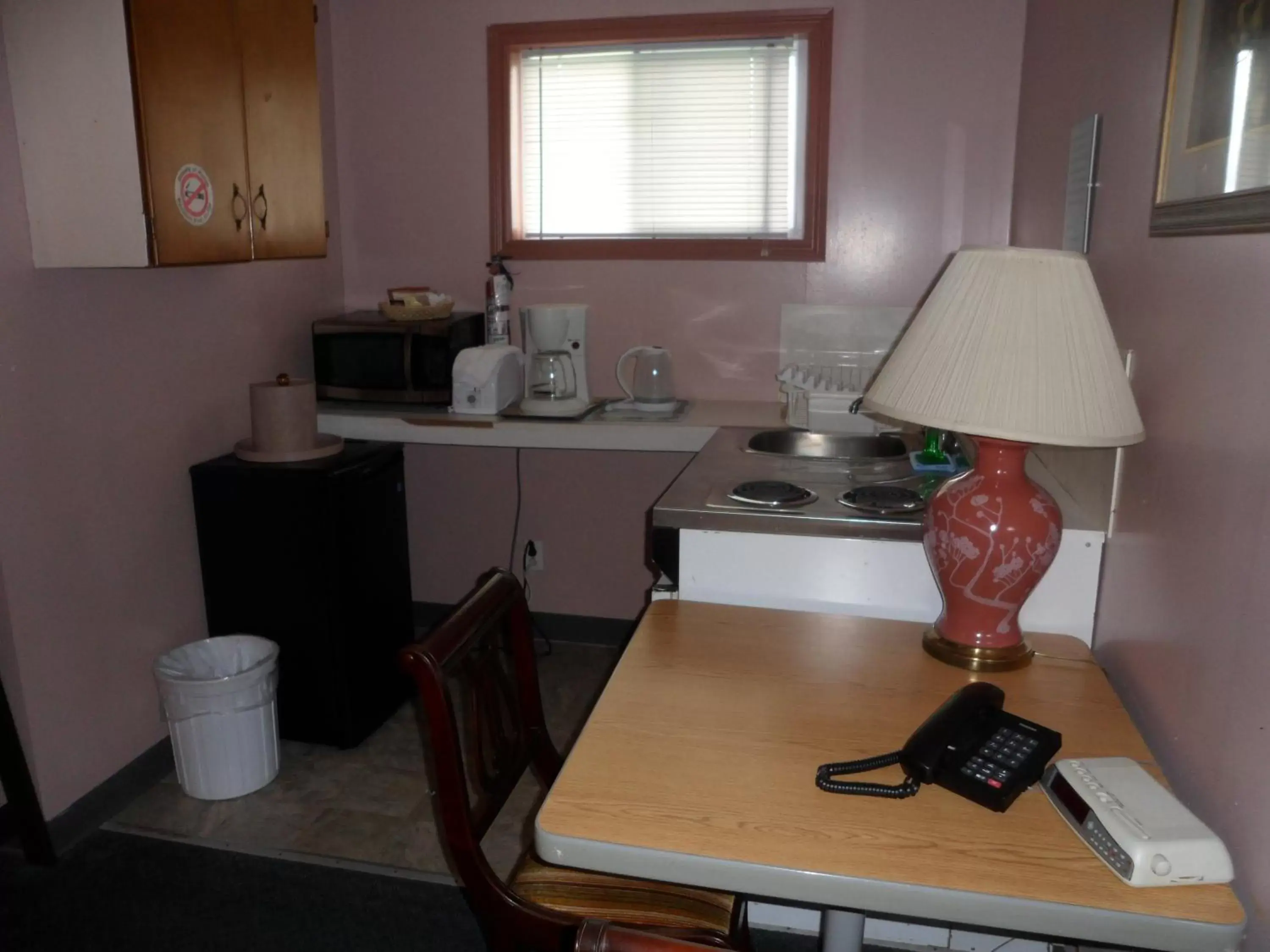 Coffee/tea facilities, Kitchen/Kitchenette in The Silver Birch Motel