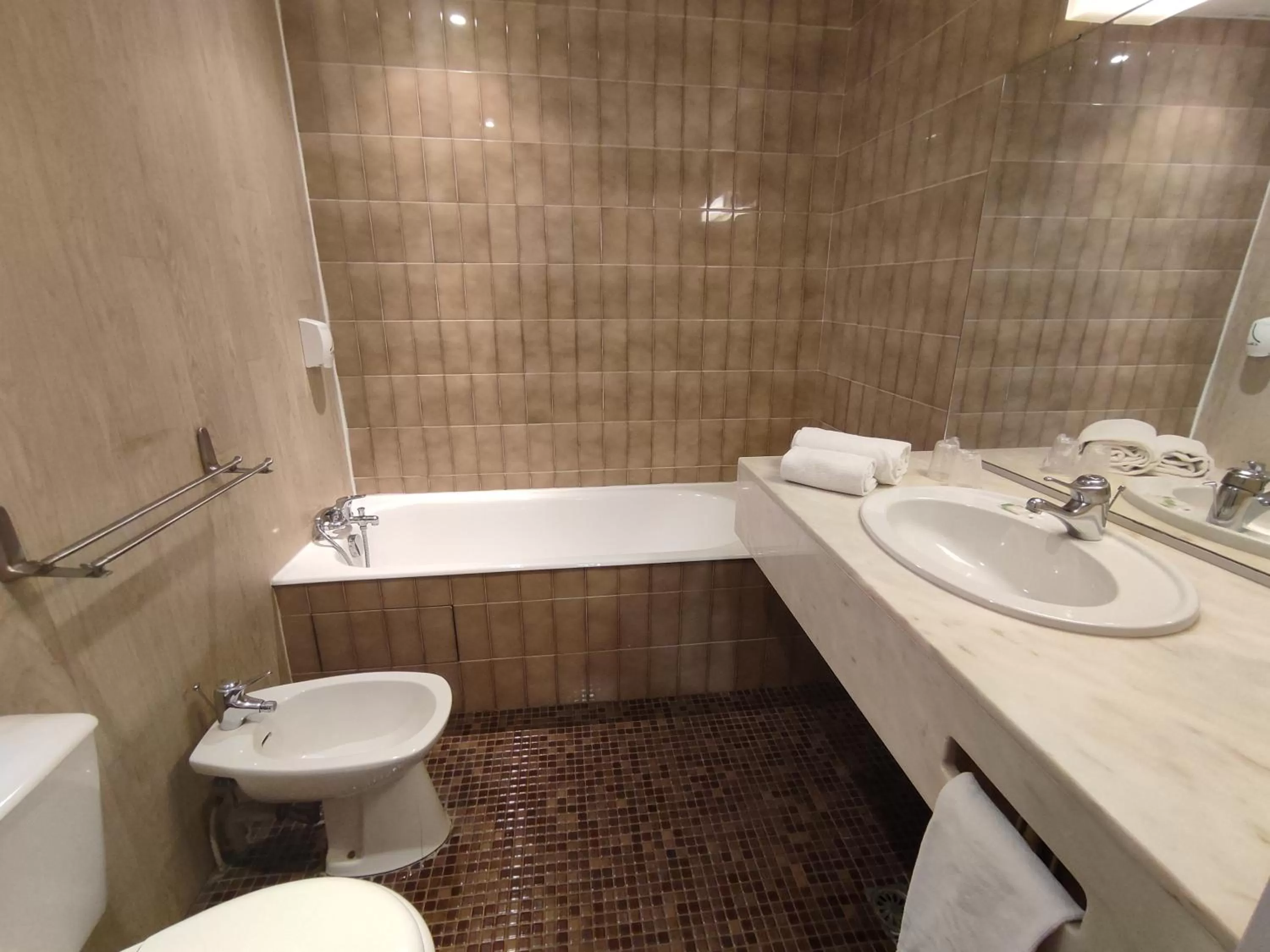 Bathroom in Cit'Hotel Limoges Centre - Lion d'or