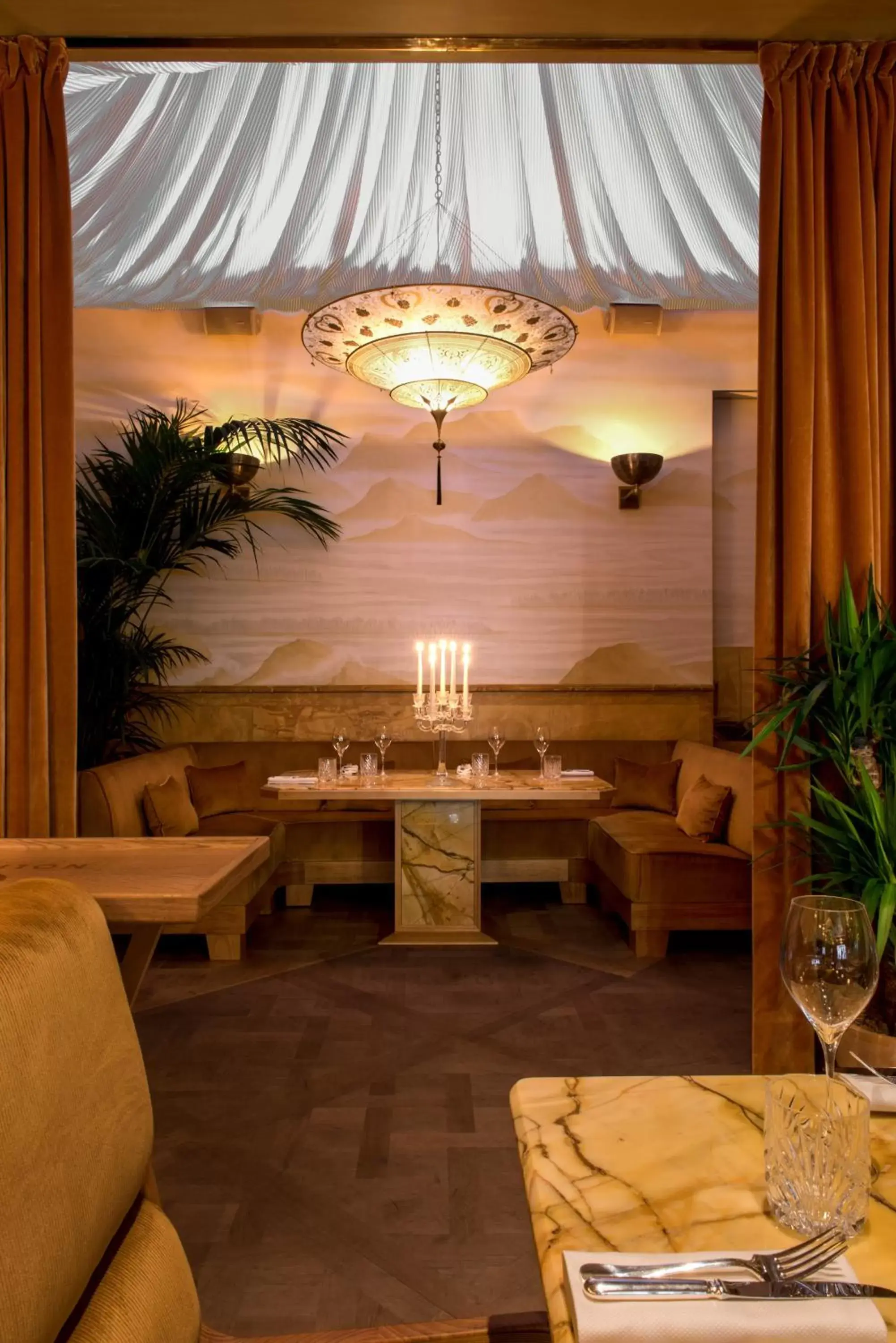 Restaurant/places to eat, Banquet Facilities in Nolinski Paris