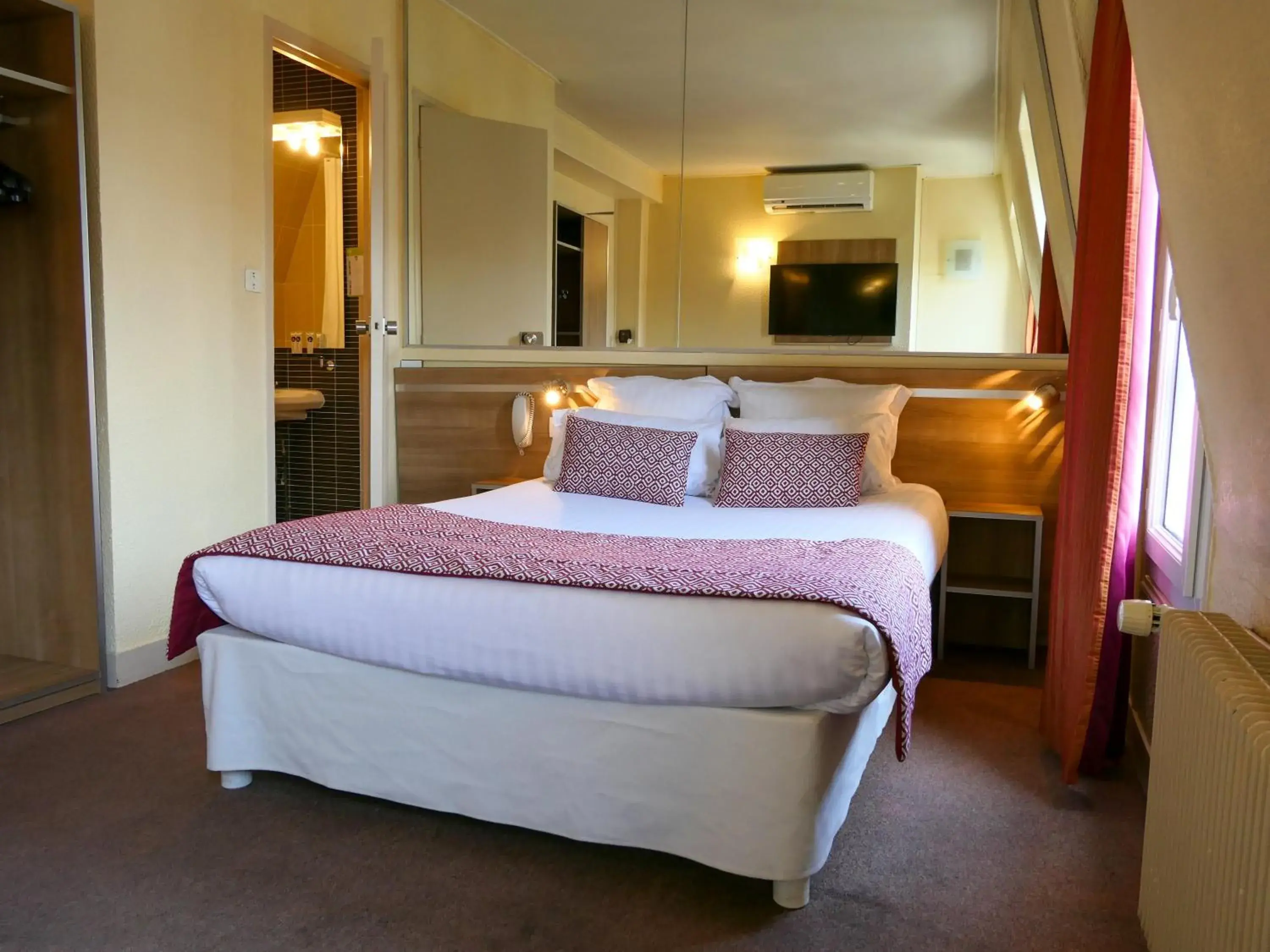 Bedroom, Bed in Hôtel de France Quartier Latin