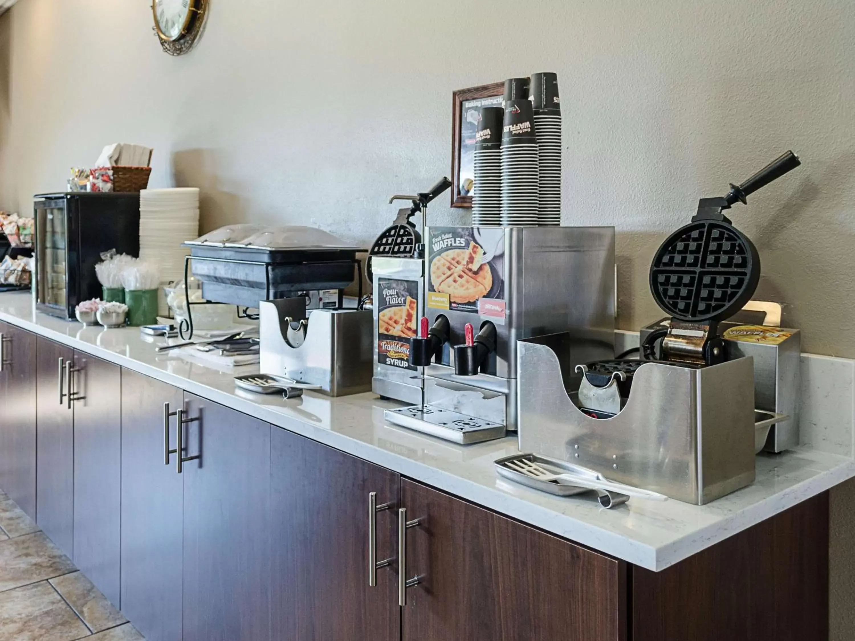 Restaurant/places to eat, Kitchen/Kitchenette in La Quinta by Wyndham Biloxi