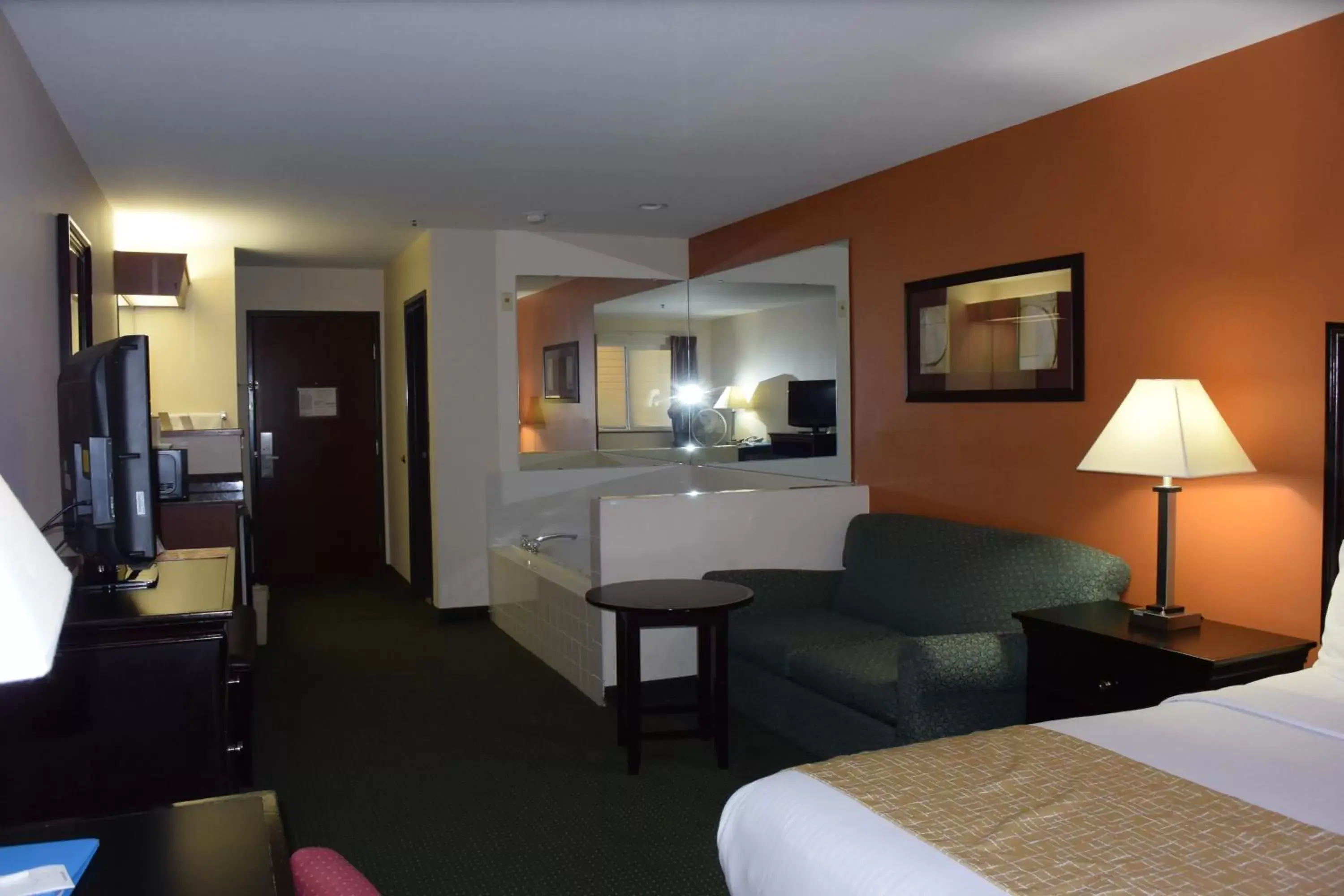 Photo of the whole room, Seating Area in Travelodge by Wyndham, Newberg