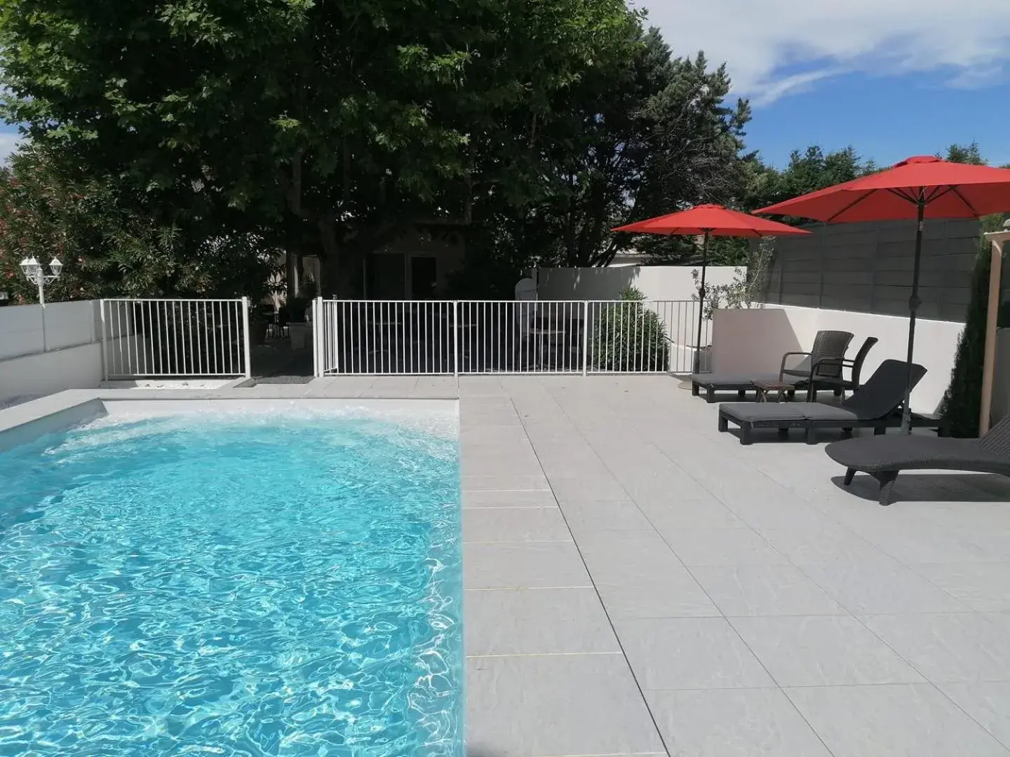 Swimming Pool in Logis Le Printemps Hôtel Restaurant - Montélimar