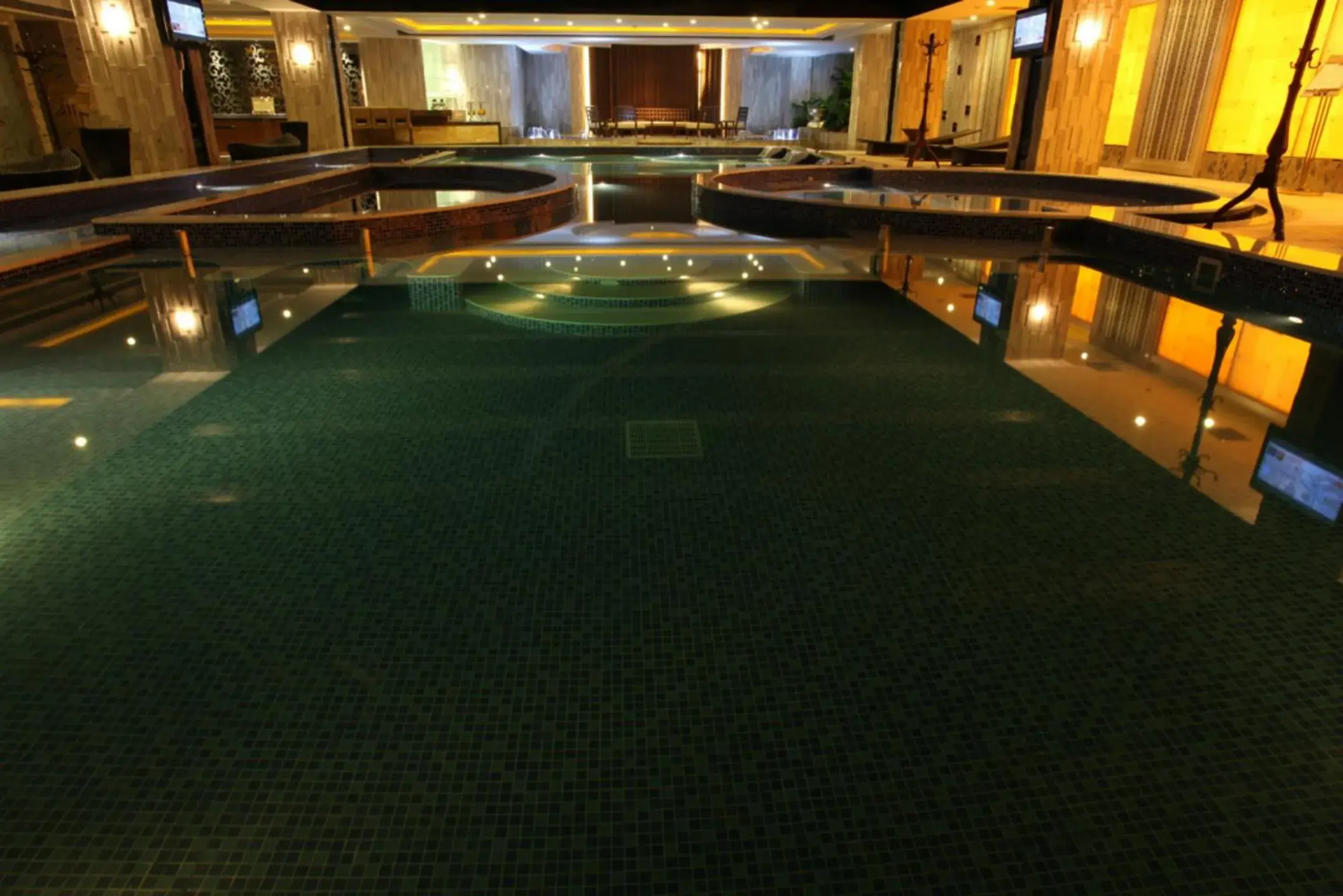 Hot Tub, Swimming Pool in HJ International Hotel