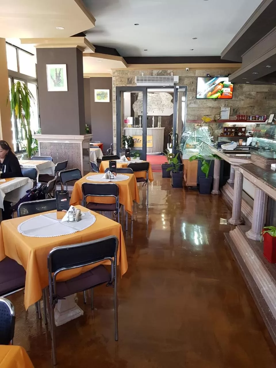 Restaurant/places to eat in Hotel The First