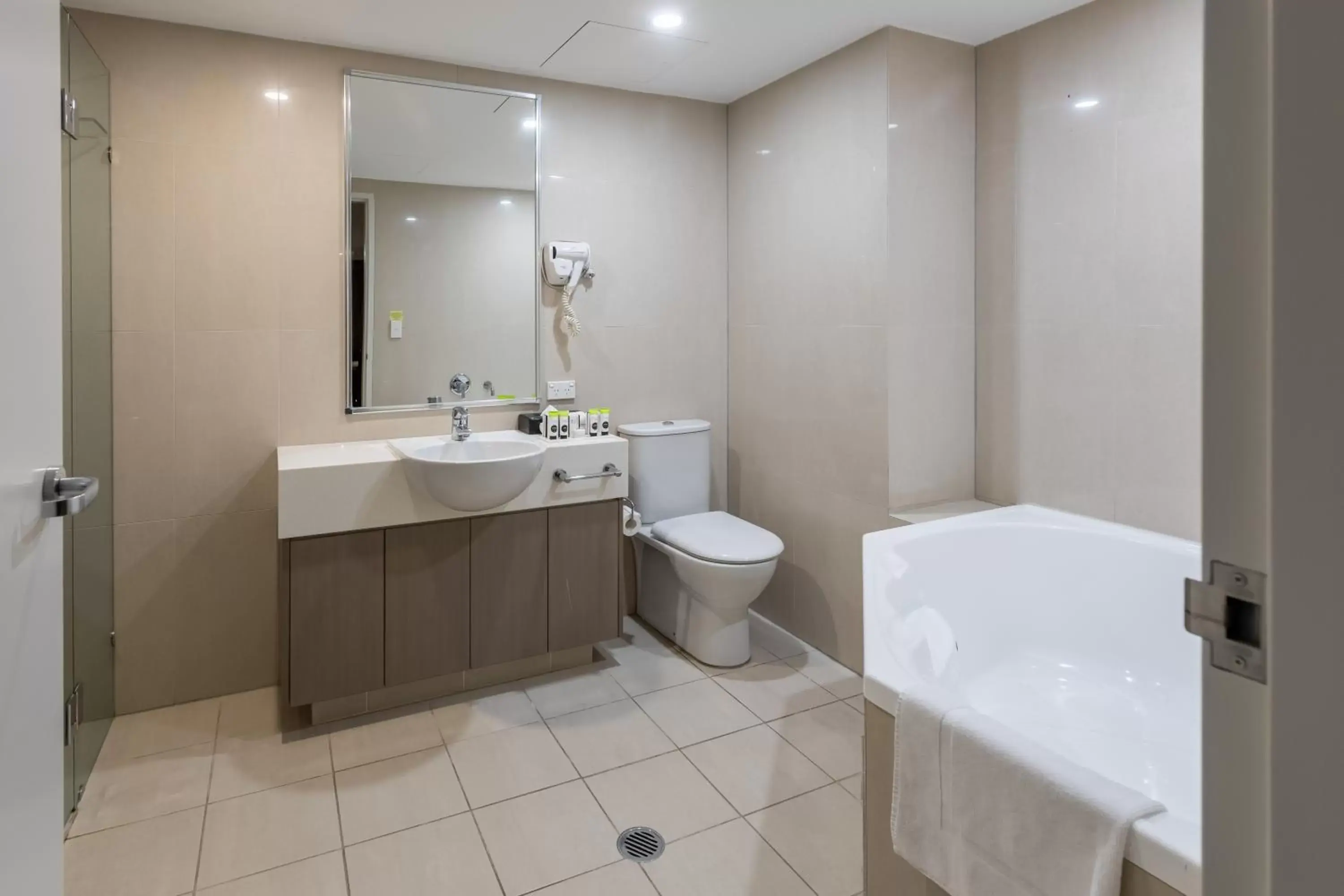 Hot Tub, Bathroom in Narrabeen Sands Hotel by Nightcap Plus
