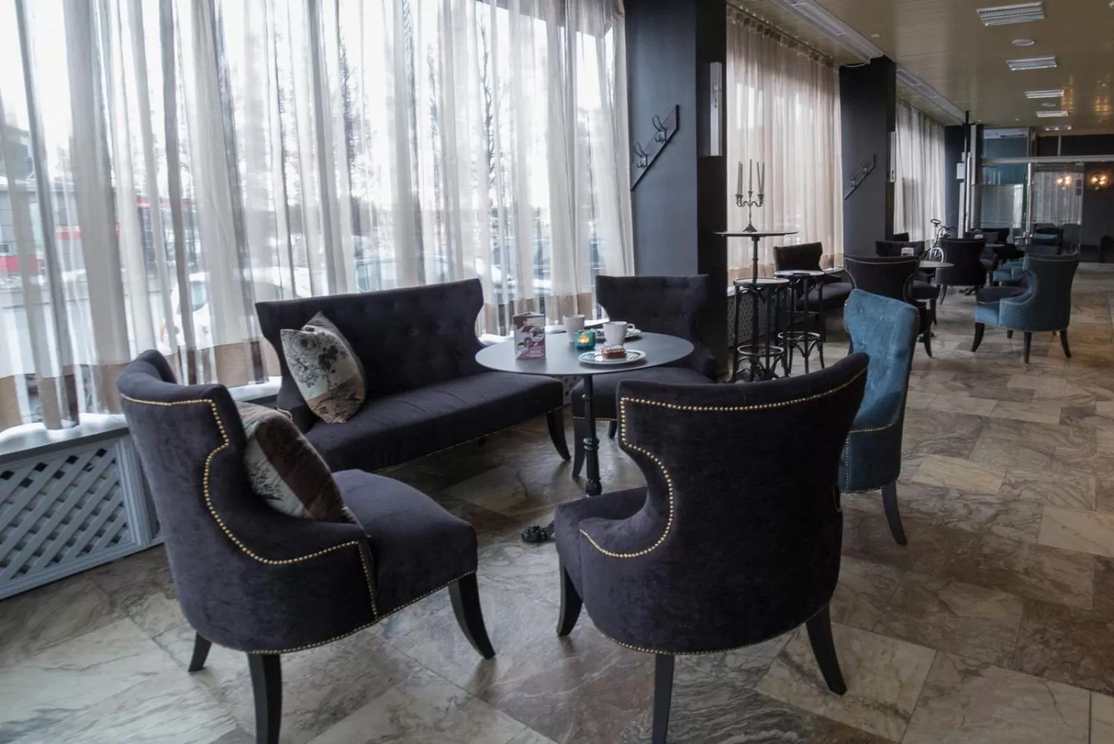 Communal lounge/ TV room in Hotelli Olof