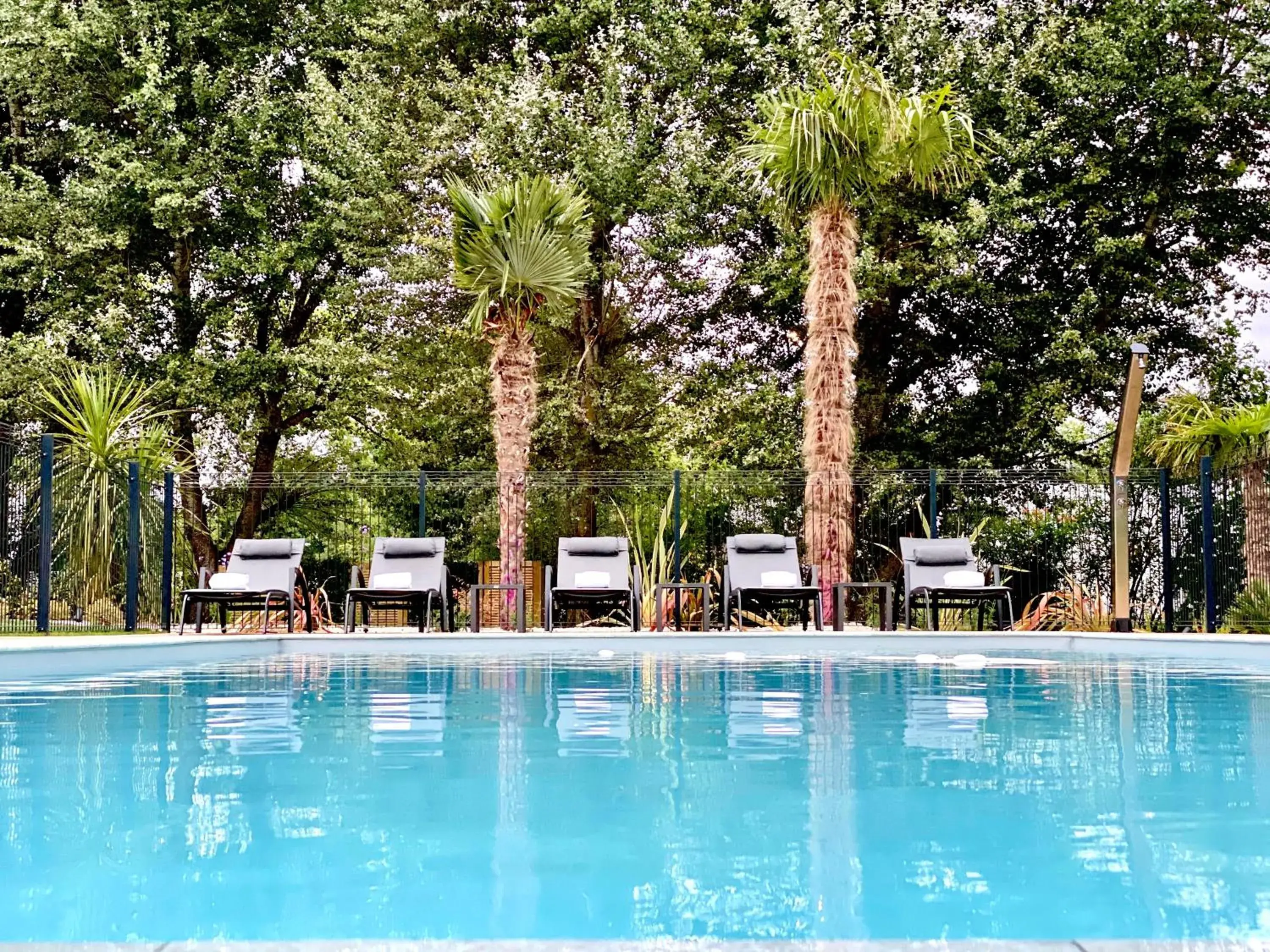 Swimming Pool in Hotel Restaurant Du Parc Saumur Logis Elégance