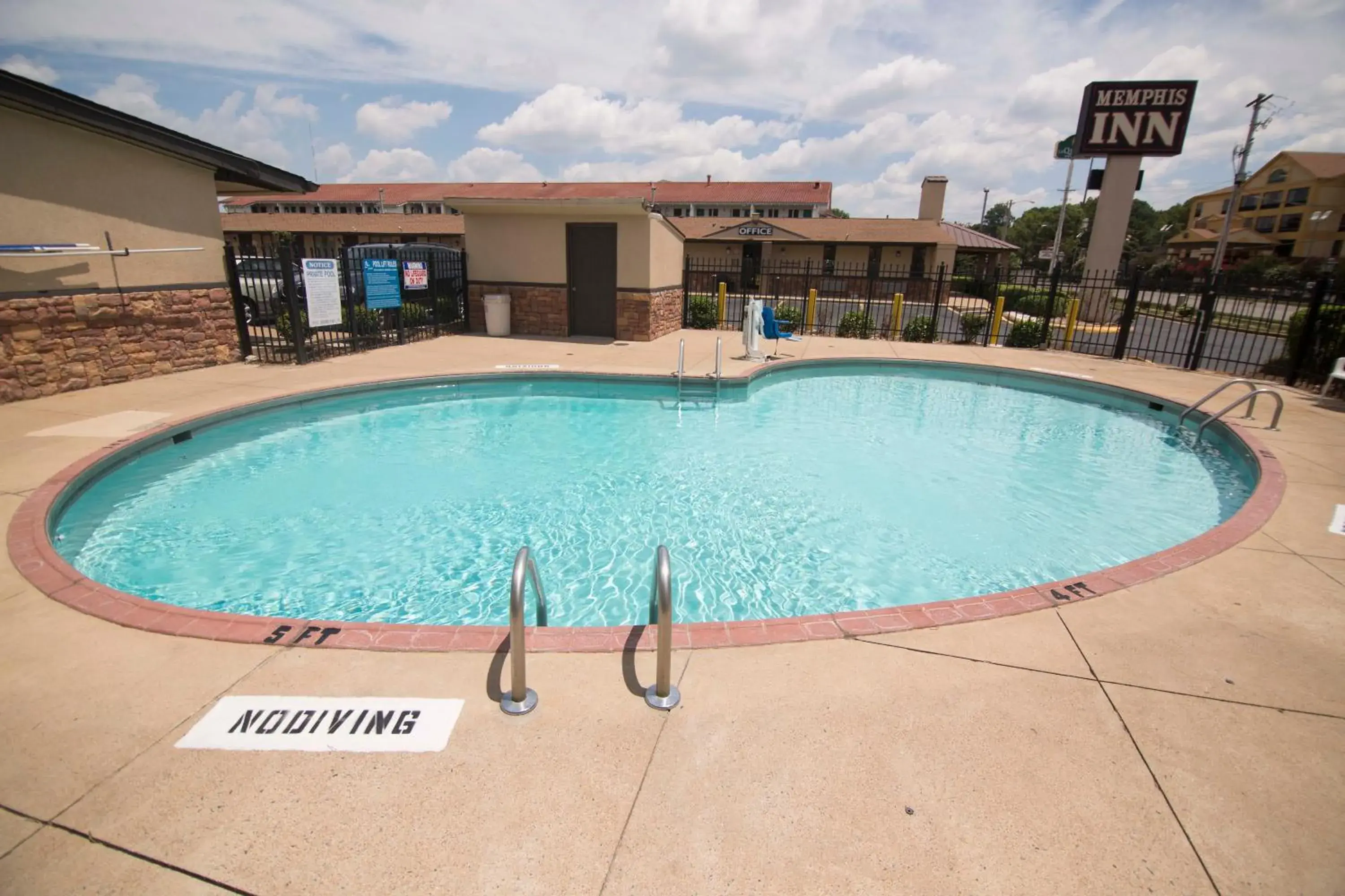 Swimming Pool in Memphis Inn