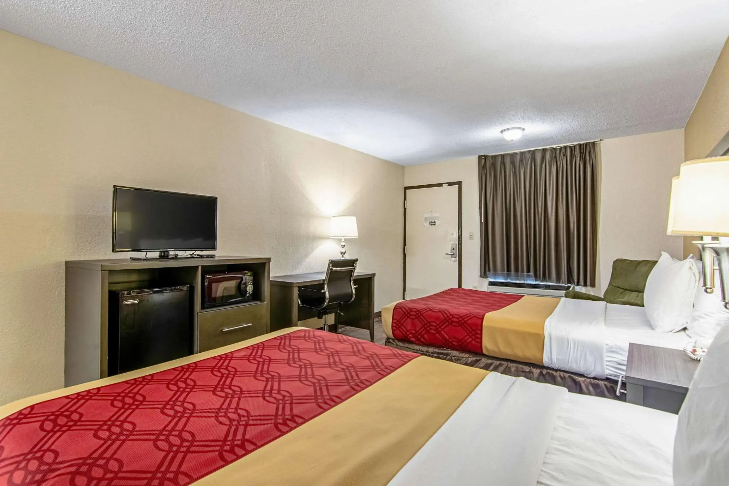 Bed in Econo Lodge Inn & Suites Matthews - Charlotte