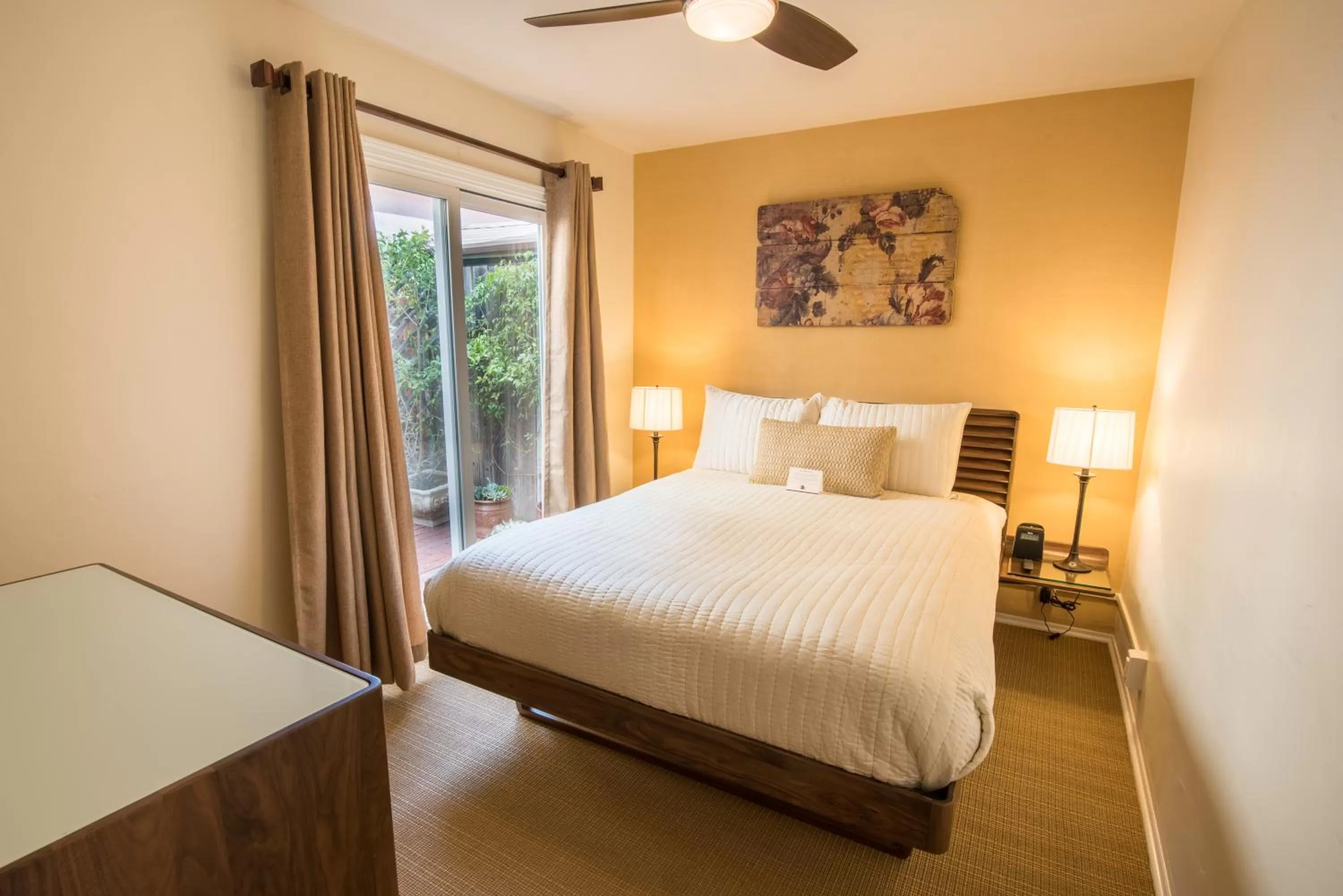 Patio, Bed in Harbor House Inn